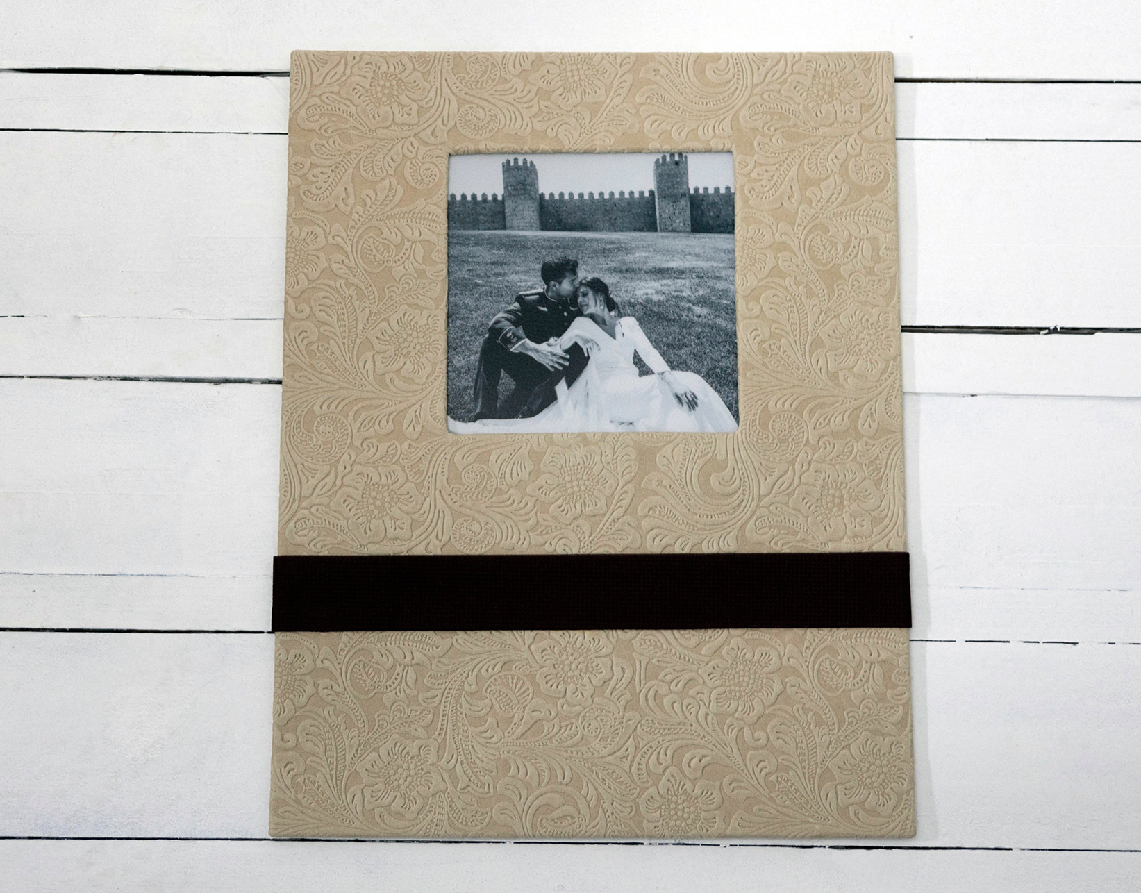 MODELO RINAT ESTE MODELO VA CON RECARGO  CONTA DE TRASERA LOMO Y PORTADA EN POLIPIEL BROCDE BEIG  FOTOGRAFIA 14X14  PARTE INFERIOR FRANJA SKIN MATIZ