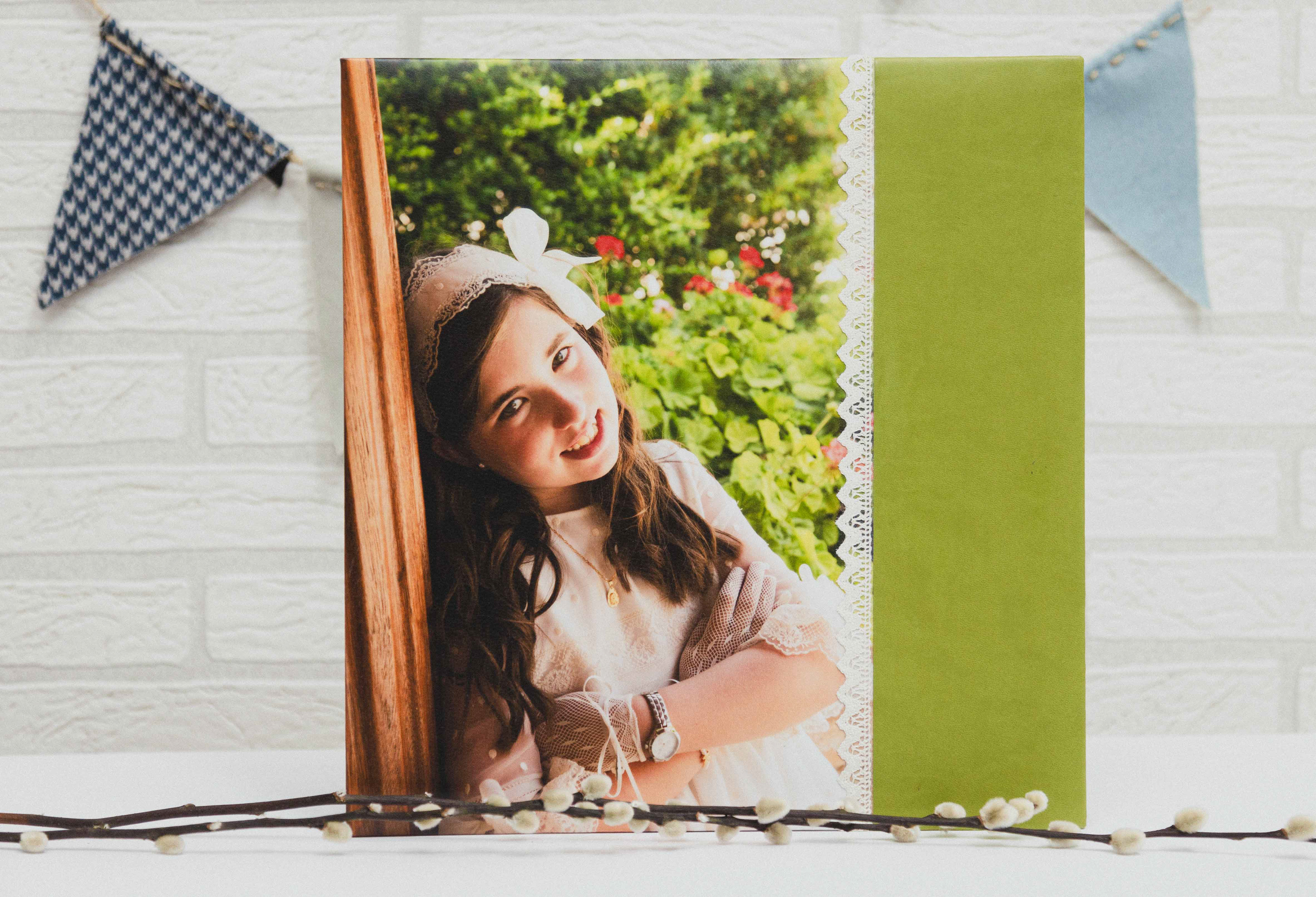 MODELO AB 1220  MATERIAL POLIPIEL POLIPIEL VERDE  FOTORAFIA 23X35 CON PUNTILLA BOLILLO EN LA JUNTA