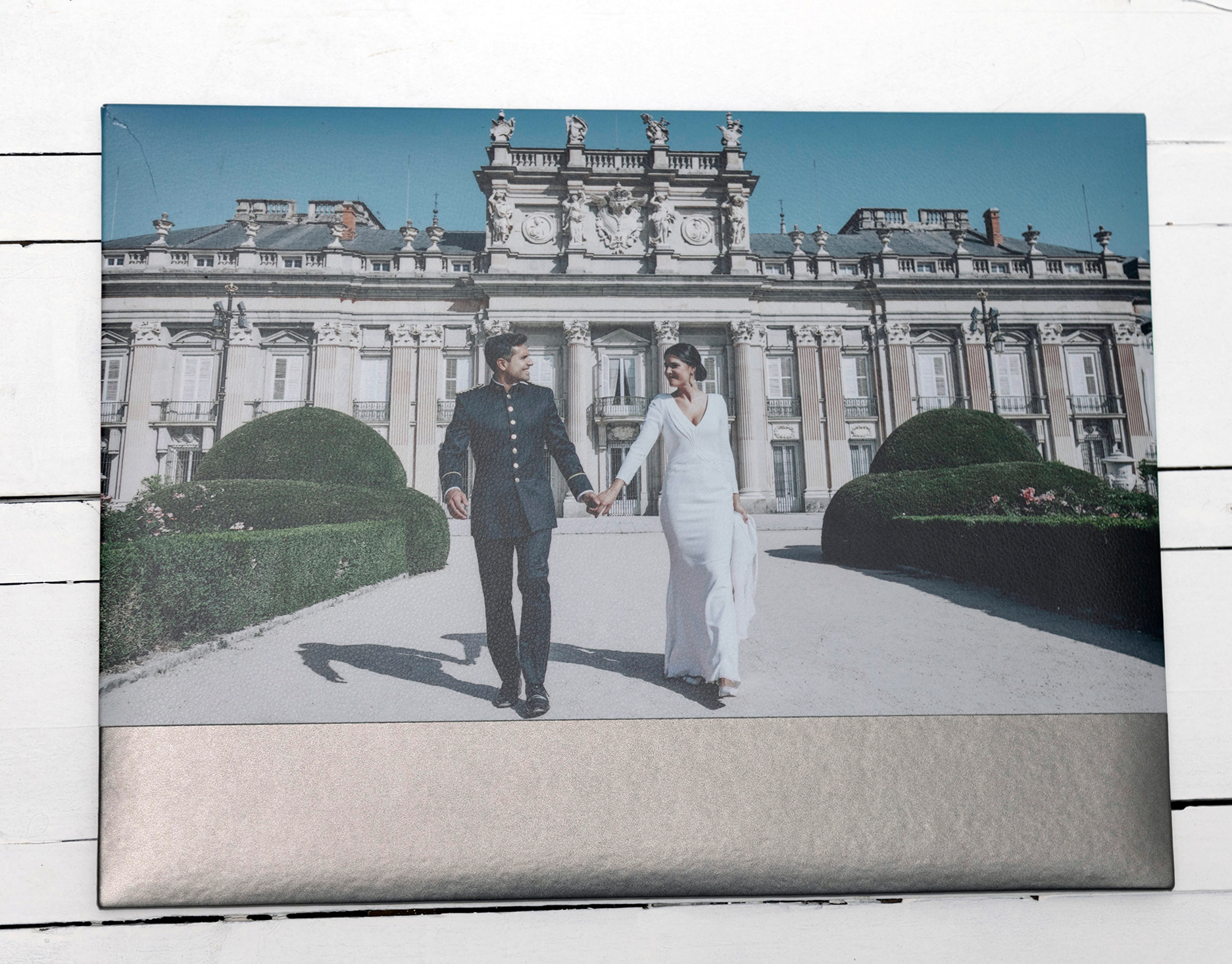 MODELO RIYAD    ,S..R--  ESTE MODELO SE PRESENTA EN POLIPIEL COBRE  02 EN TRASERA Y LOMO  CON UNA PEQUEÑA FRANJA DEL MISMO MATERIAL EN LA PORTADA ALBUN  PARTE SUPERIOR FOTOGRAFIA 26X46