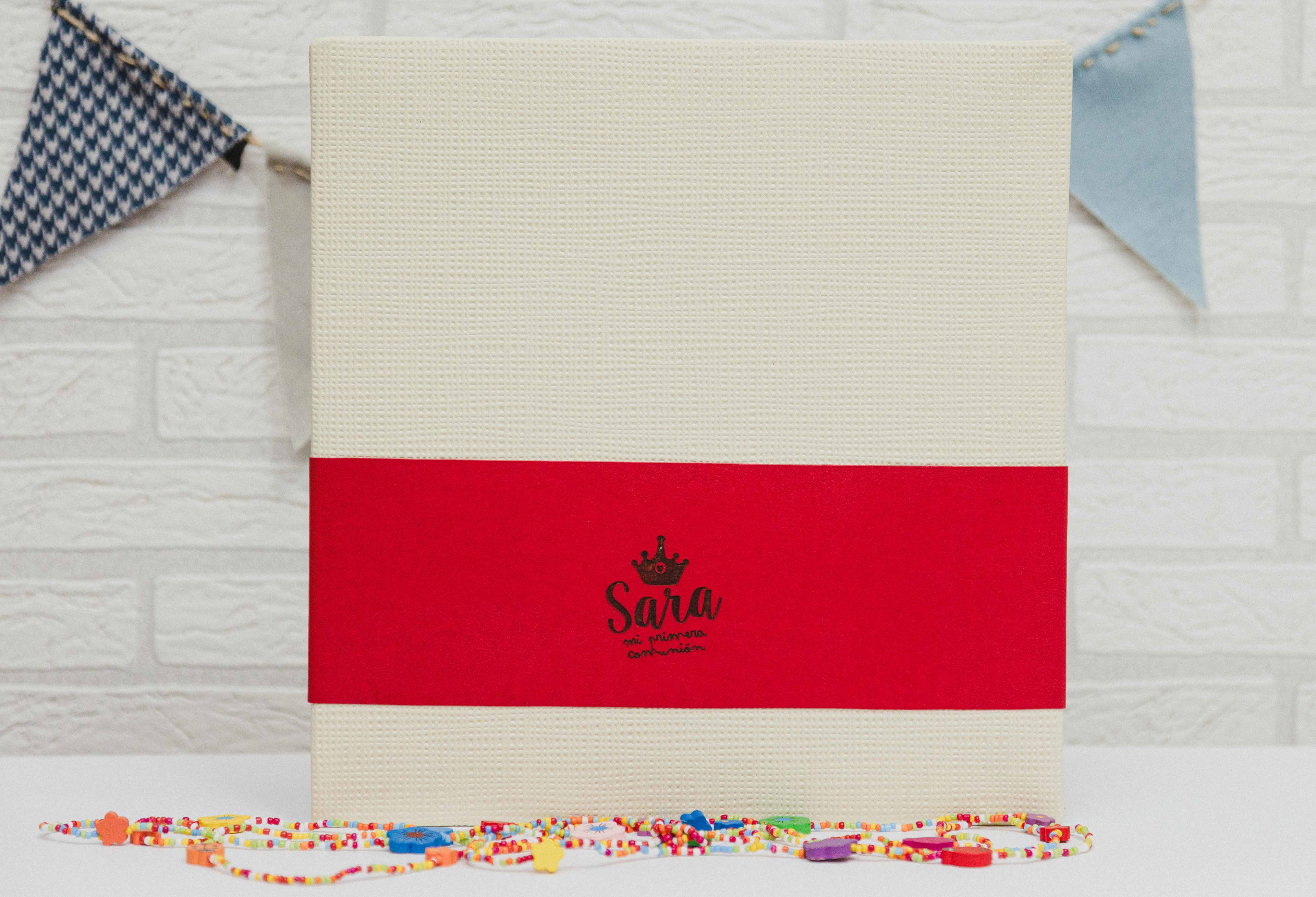 MODELO AB 1240  MATERIAL POLIPIEL VAINILLA CON FRANJA POLIPIEL ROJO  GRABADA A FUEGO 