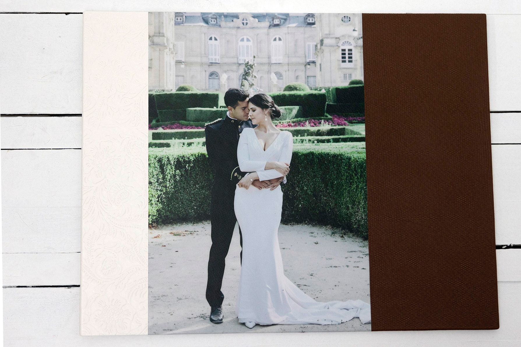 modelo suliman s--r-- se presenta trasera y lomo deltor marron  portada blanco floral mate  fotografia 20x35 resto material deltor marron