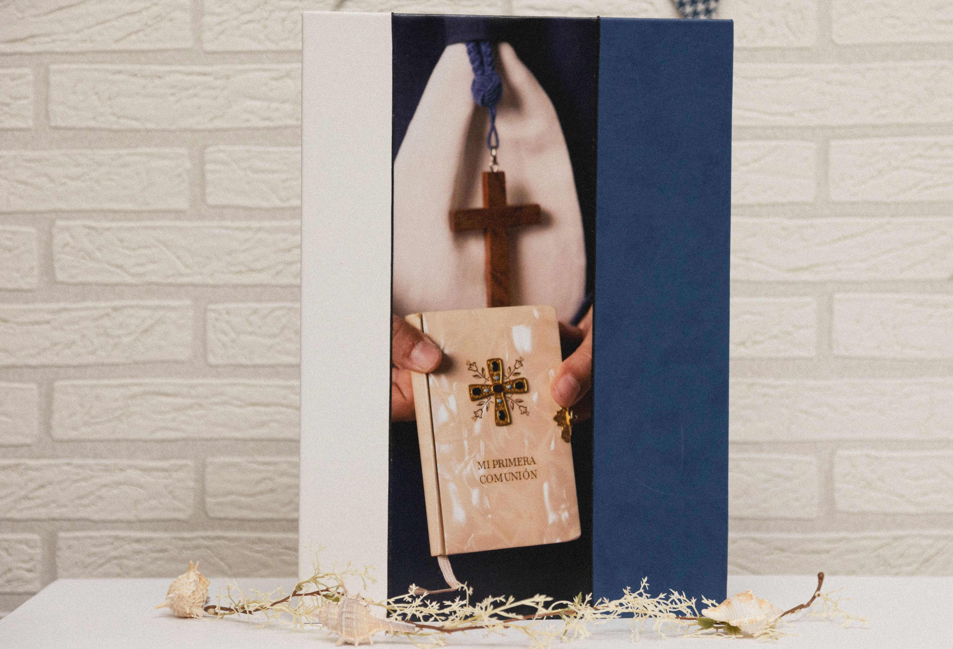 MODELO AB 177 MATERIAL POLIPIEL BLANCO FRANJA MOTIVO COMUNION 12X35 POLIPIEL AZUL MARINO     