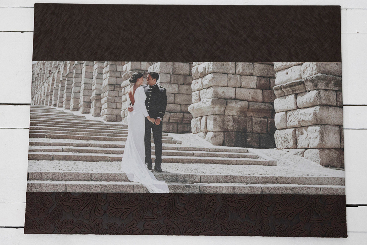 MODELO SALEN S,,R.    ESTE MODELO SE PRESENTA TRASERA Y LOMO MARRON CUADROS PORTADA PARTE SUPERIOR MARRON CUADROS FOTOGRAFIA 17X46 PARTE INFERIOR MARRON FLORAL