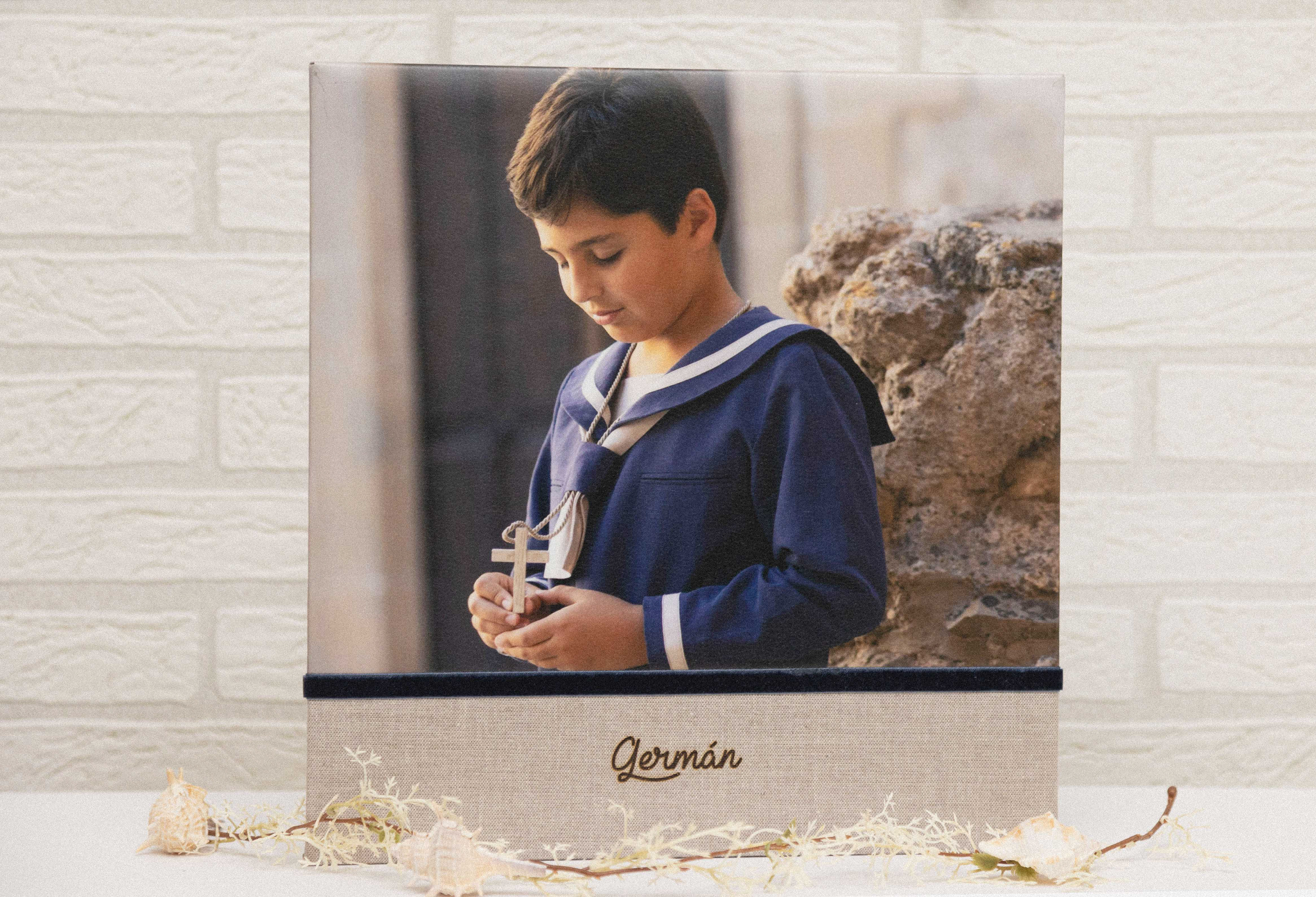 MODELO AB 185  MATERIAL   -FOTOGRAFIA 26X35   LINO MARRON  GRABADO  A FUEGO   CON CORDON TERCIPELO    