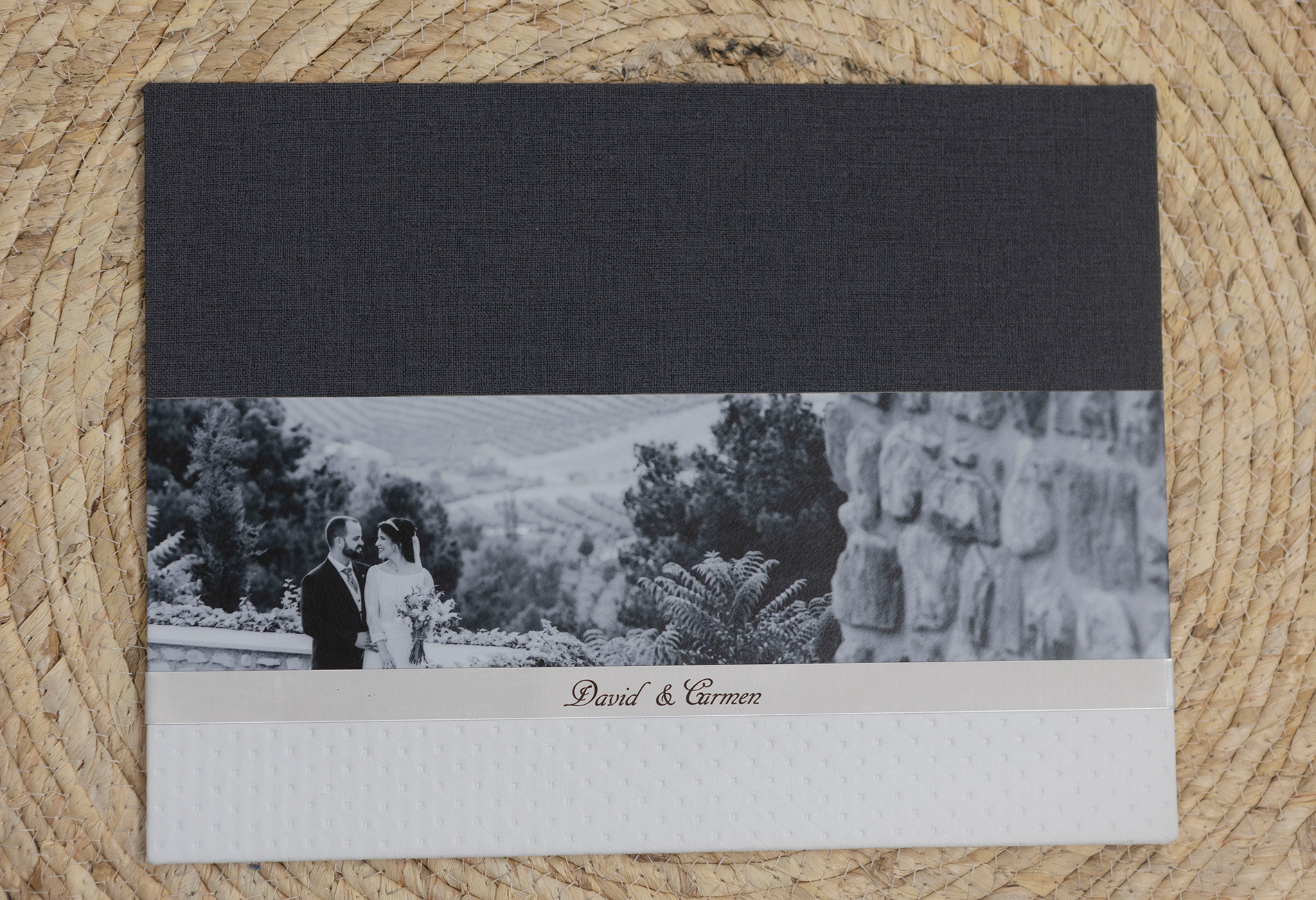 MODELO FIONA.   S,,,R.   ESTE MODELO SE PRESENTA TRASERA Y LOMO POLIPIEL ORSON GRIS     --PORTADA. PARTE SUPERIOR ORSON GRIS  FOTOGRAFIA 10X44  PARTE INFERIOR BLANCO SILVER PERLA. 