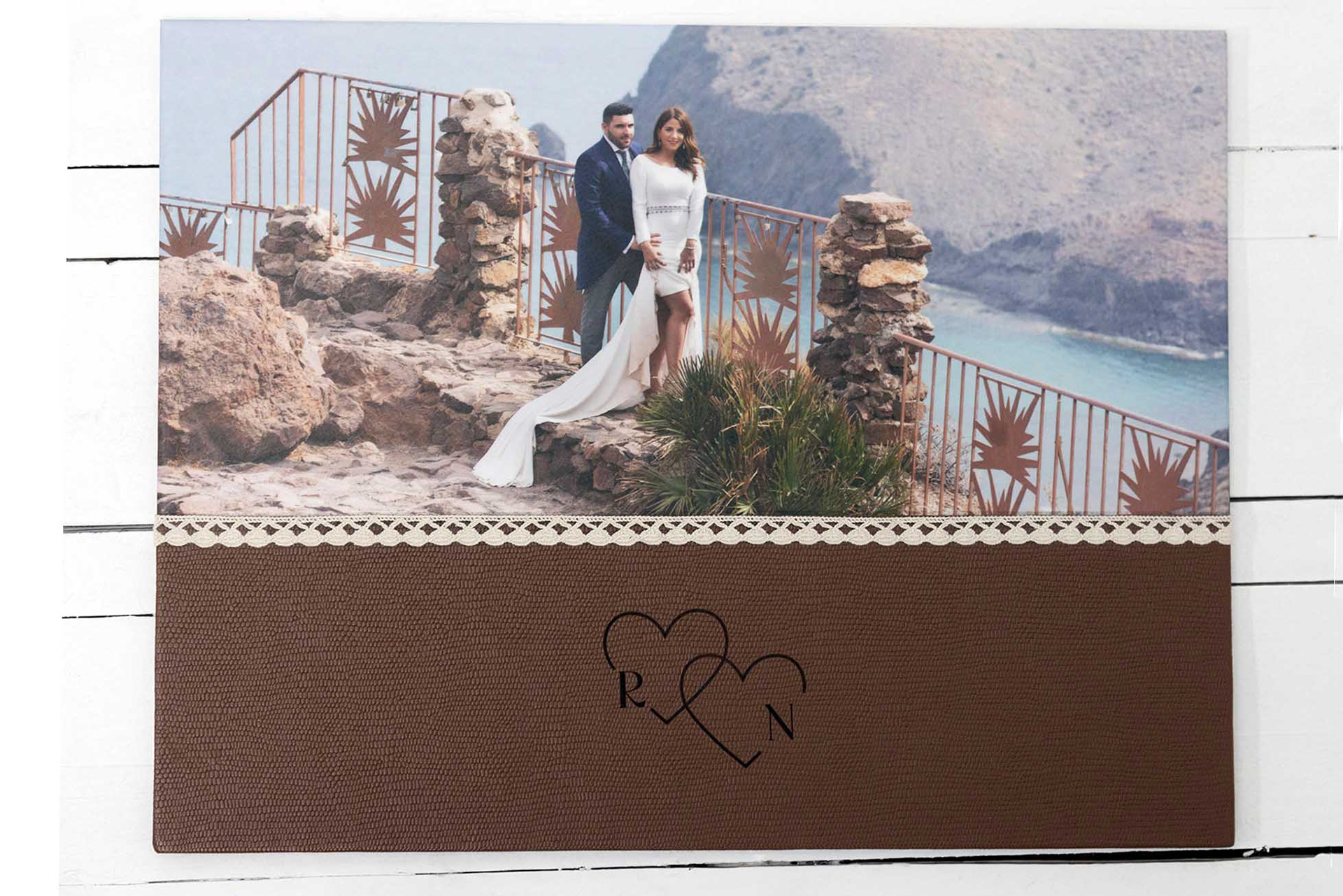 MODELO AMARETO     ´ S-R     ALBUNCON TRASERA Y LOMDELTOR MARRON  PORTADA ALBUN PARTE SUPERIOR FOTOGRAFIA  21X44 PARTE IFERIOR PUNILLA Y POLIPIEL DELTOR MARRON Y GRABADO A FUEGO