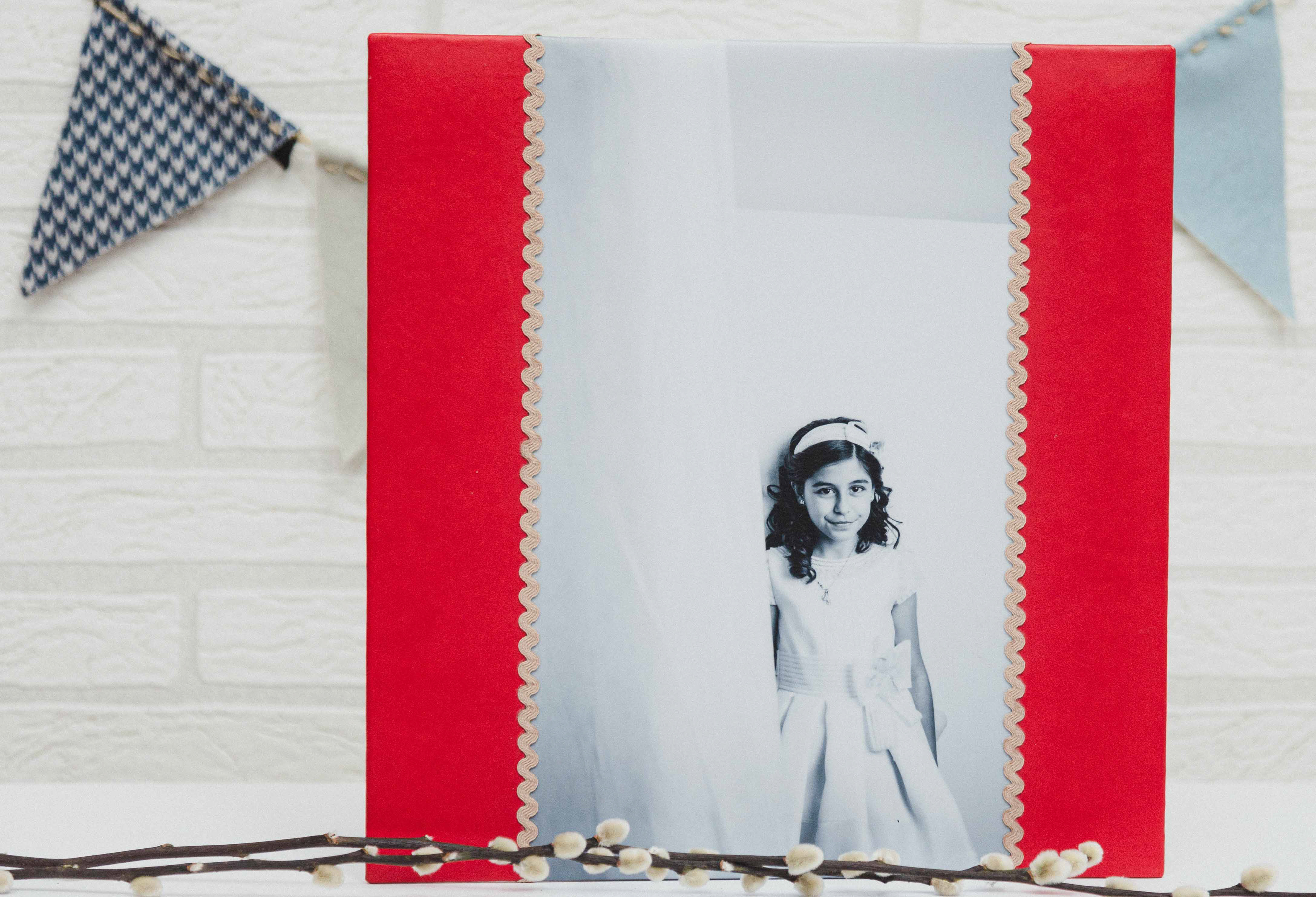 MODELO AB  1222       MATERIAL   POLIPIEL ROJO   FOTOGRAFIA 19X35   CON PICONELA A AMBOS LADOS FOTOGRAFIA