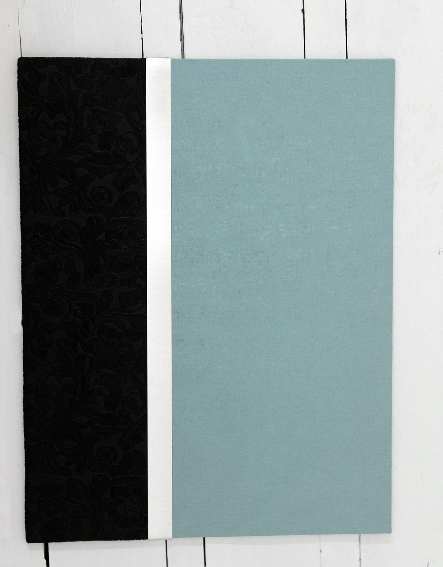 modelo yael   s,,r    MATERIALES  LINO VERDE AGUA PARTE SUPERIOR  BANDA ACER INXIDABLE EN EL CENTO PARTE INFERIOR BROCADE NEGRO