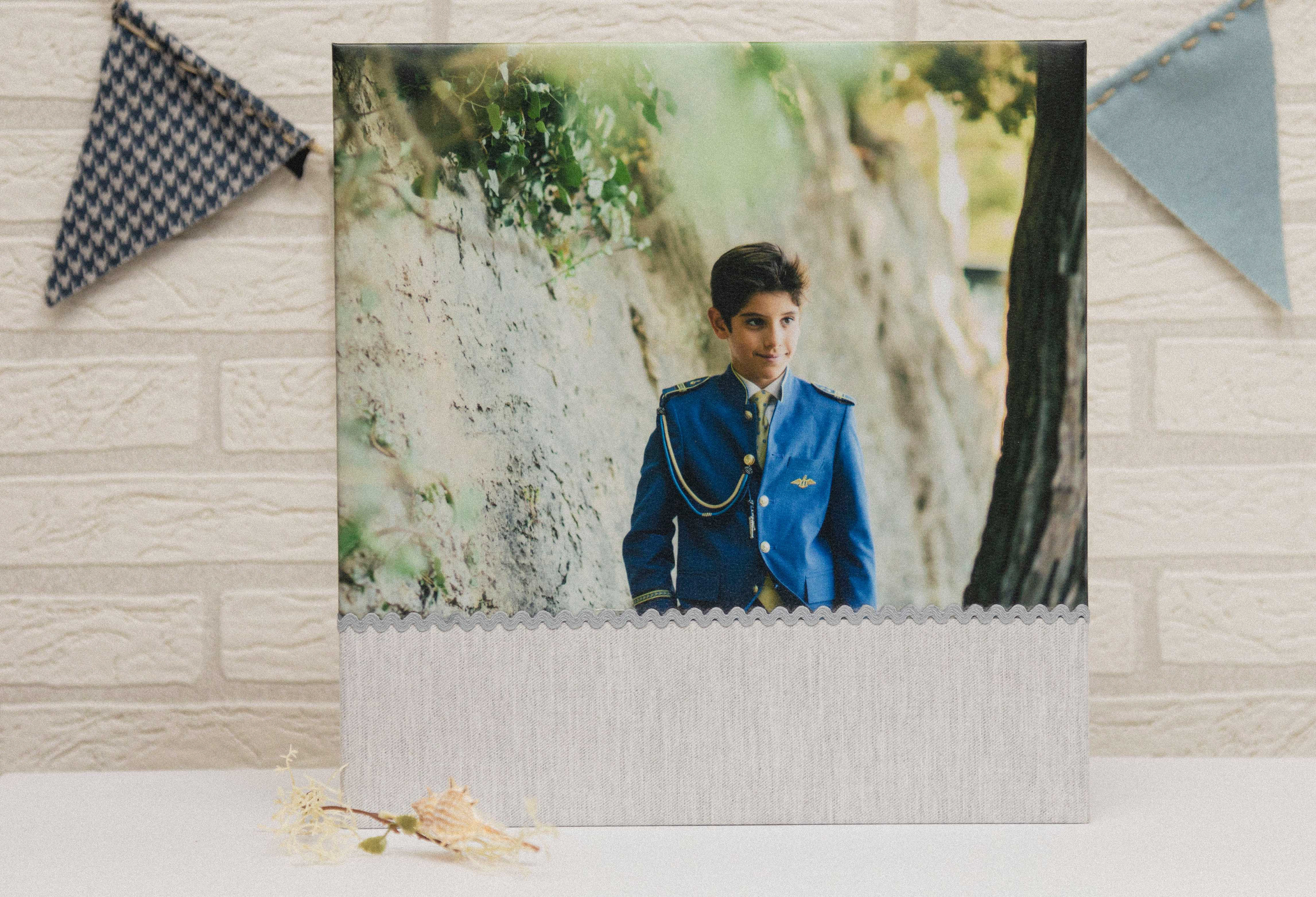 MODELO  AB 152  MATERIAL 25X35 FOTOGRAFIA PARTE INFERIOR LINO GRIS CLARO CON PICONELA GRIS