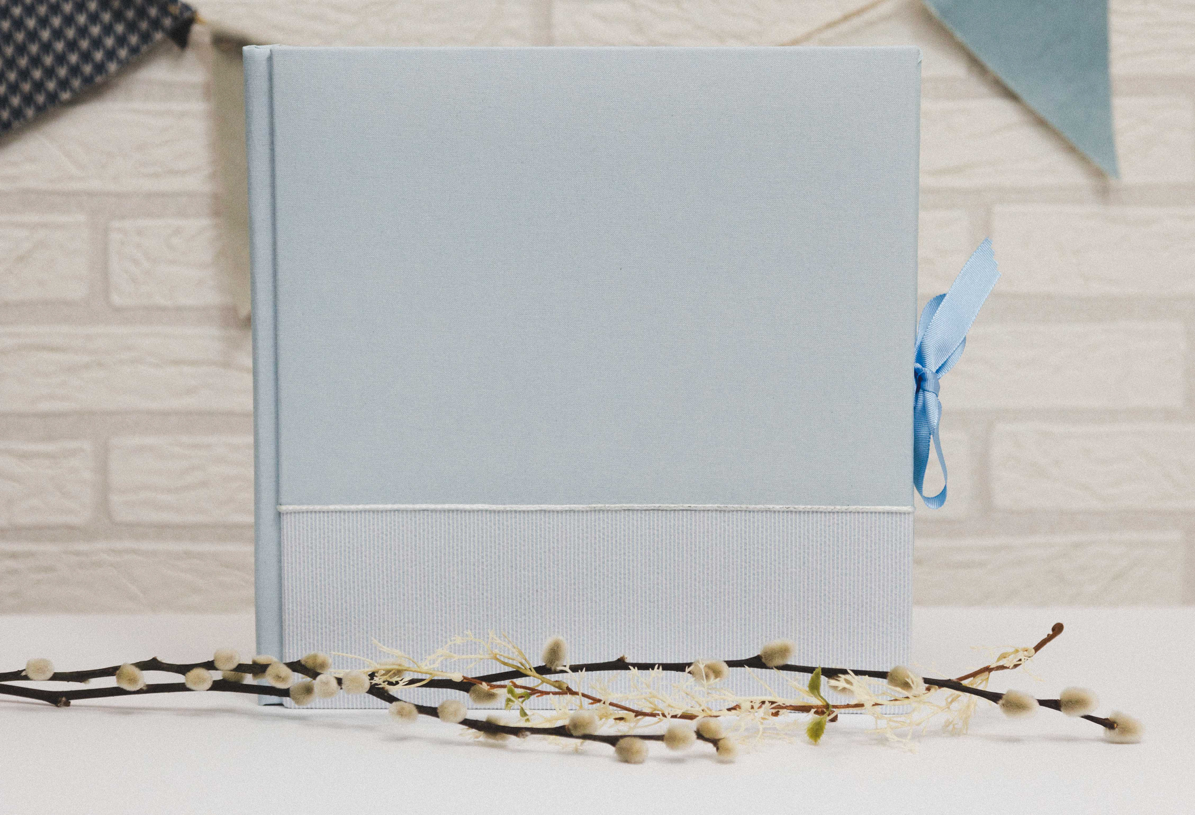 MODELO AB 115   ,,MATERIAL    LINO-02 AZUL LINO AZUL RAYITAS  Y CIERRE DE CINTA  CON LAZO