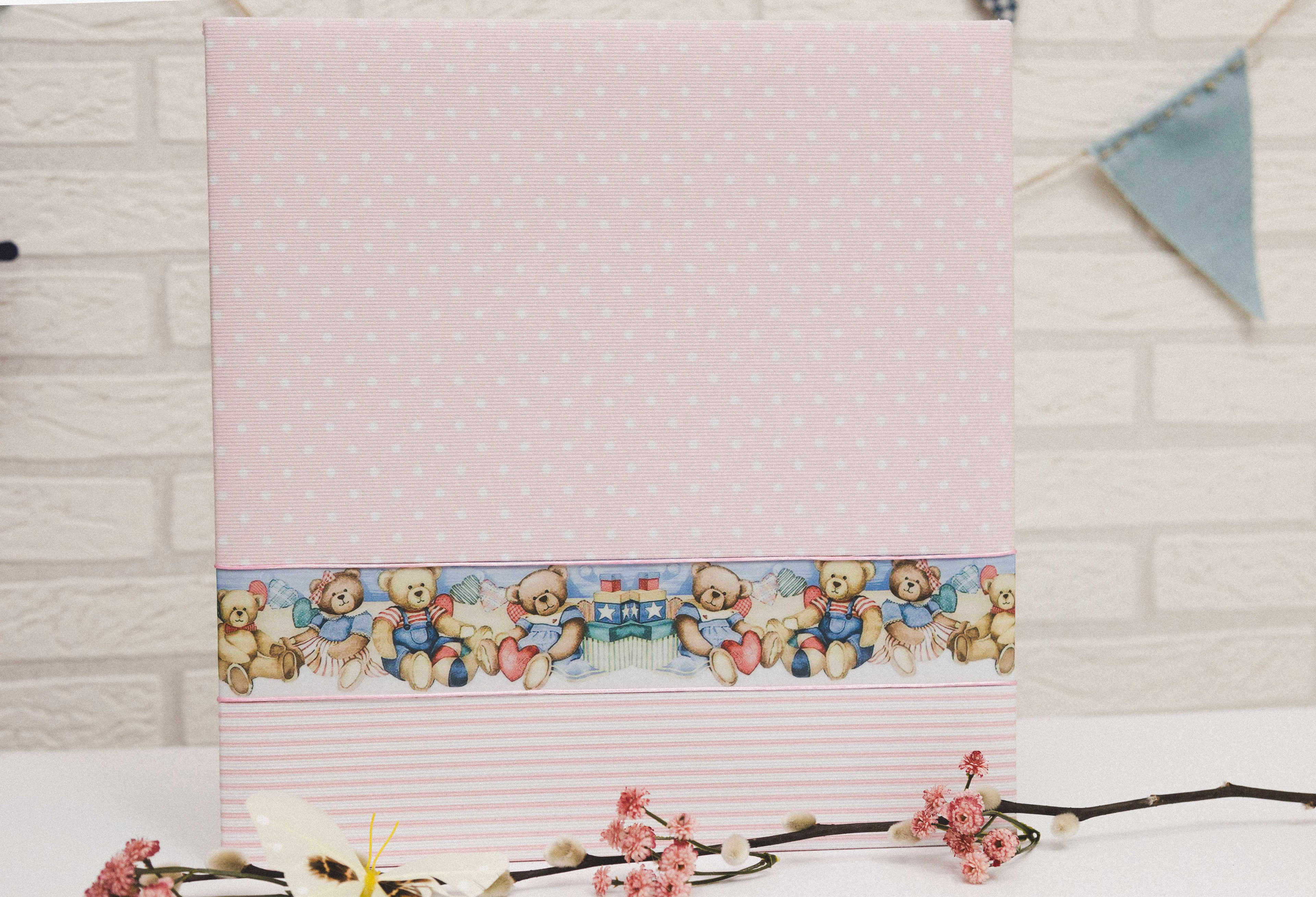 MODELO AB 102   - MATERIALES PARTE SUPERIOR LINO LUNARES ROSA  PARTE INFERIOR LINO RAYAS ROSA EN EL CENTRO  LAMINA FOTOGRAFIA MOTIVO BEBE