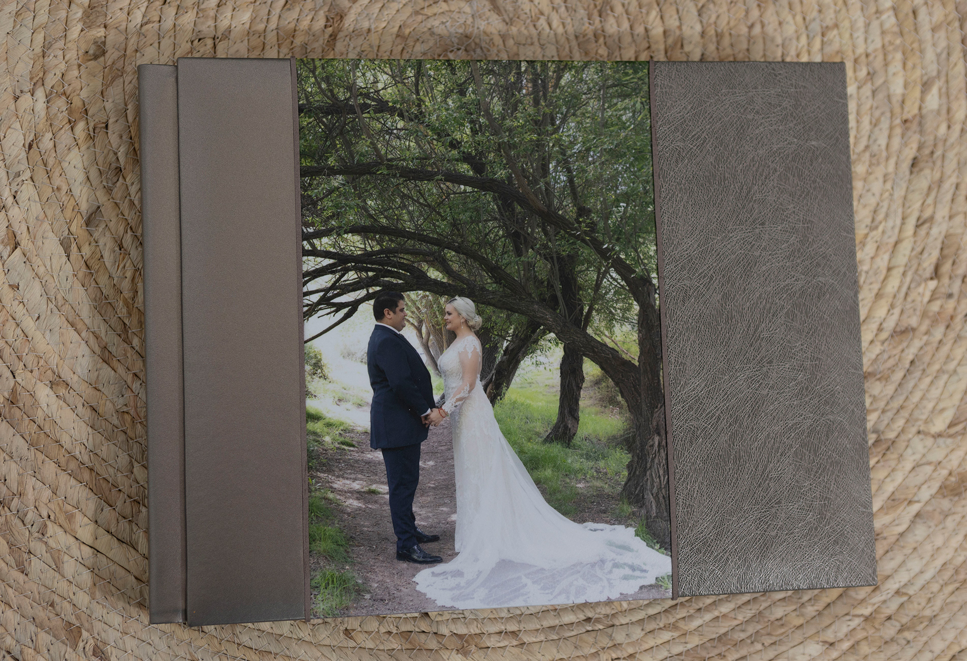 MODELO TIRSO  ESTE MODELO SE PRESENTA TRASERA Y LOMO COBRE O-2 PORTADA.  -FRANJA POLIPIEL 0-2.  COBRE   FOTOGRAFIA RESTO MATERIAL POLIPIEL REDES