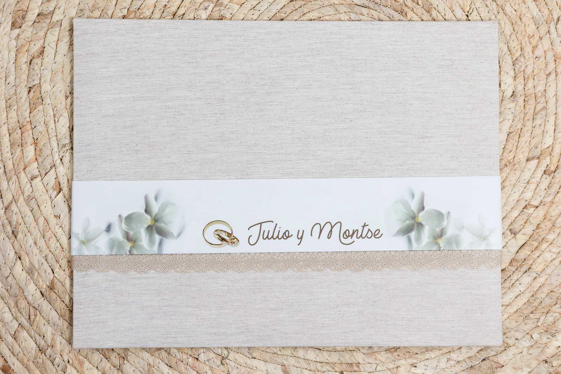 MODELO  ASTURIAS.   S,R.   ESTE MODELO SE PRESENTA EN LINO GRIS TRASERA Y LOMO  PORTADA  LINO GRISCON FRANJA PERSONALIZADA CON UNA PUNTILLA PARTE INFERIOR