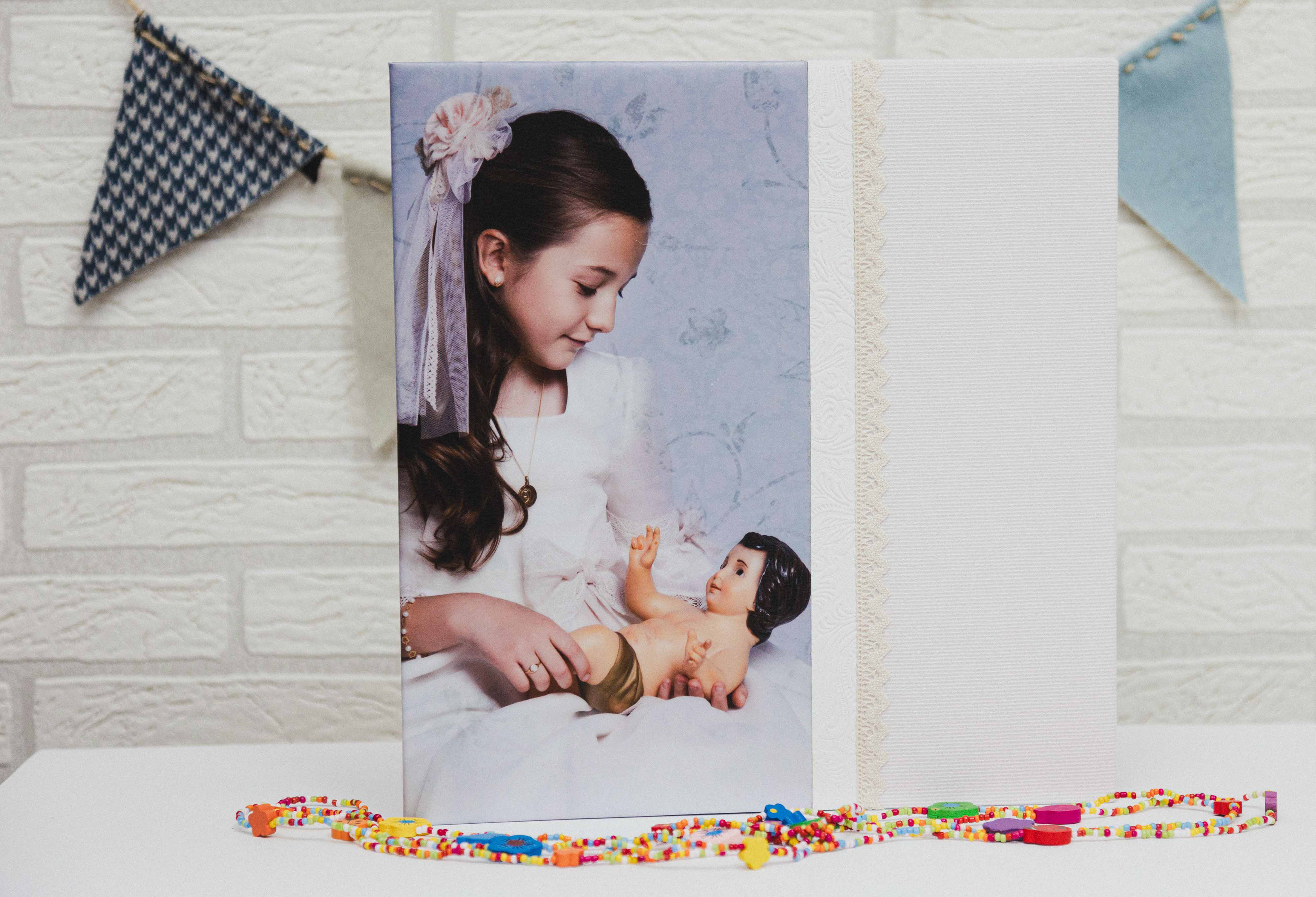 MODELO AB 1236     MATERIAL FOTOGRAFIA 19X35  FRANJA BLACO FLORAL CON ADORNO PUNTILLA BOLILLO.LINO RAYITAS ROSA