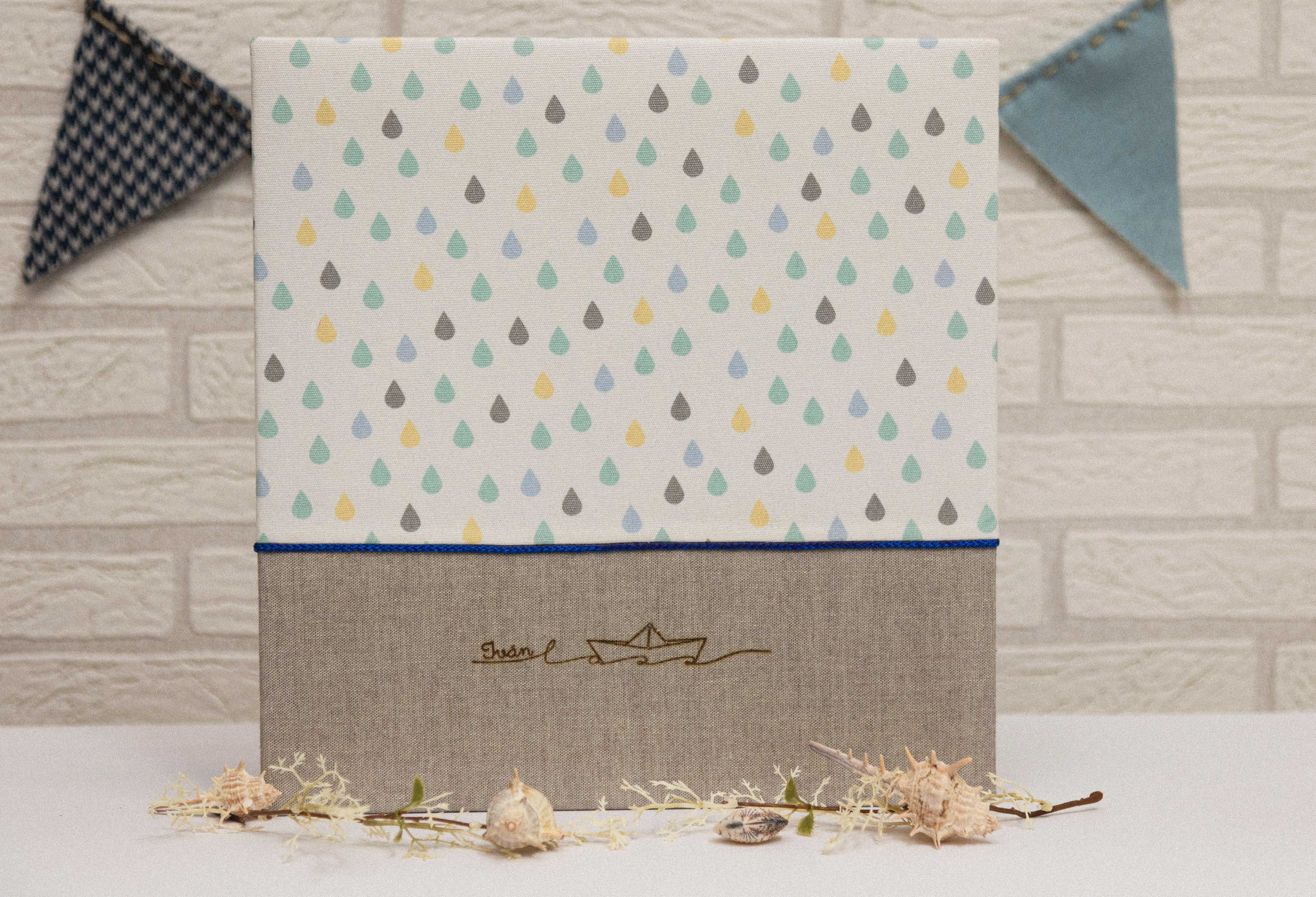 MODELO AB 1226 . MATERIAL  PARTE SUPERIOR LINO LLUVIA  JUNTO CO LINO MARRON 0 1 GRABADO A FUEGO EN LA JUNTA DE LOS DODO MATERIALES CORDON AZUL MARINO    