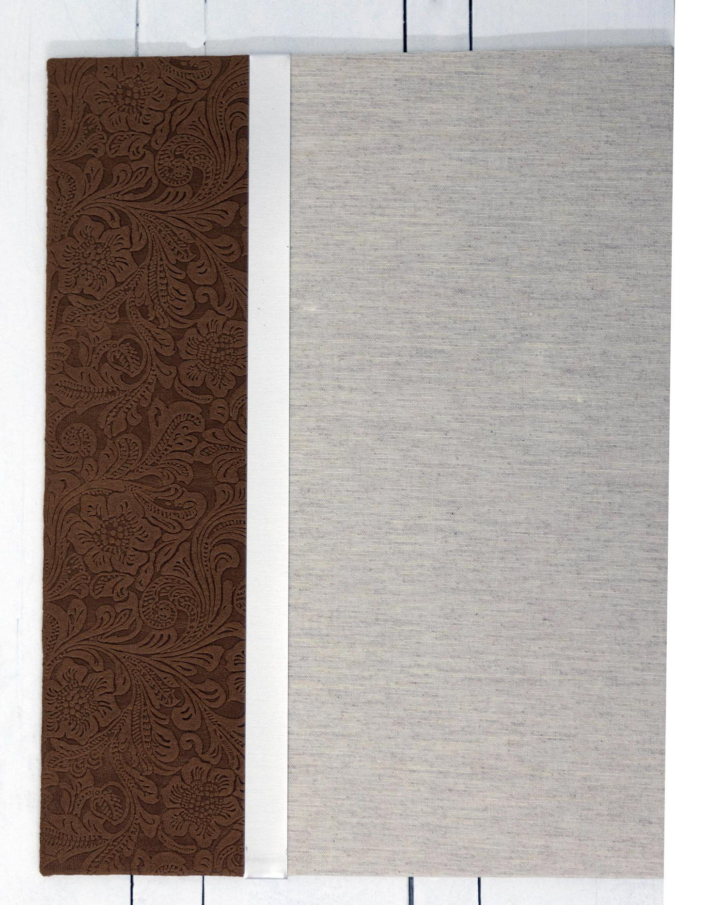 MODELO YEZABEL  S,R.     MATERIAL    DOS TONALDADES PARTE SUPERIOR LINO GRIS Y PARTE INFERIOR  POLIPIEL BRODADE MARRON CON CHAPA A AMBOS LADOS MATERIAL