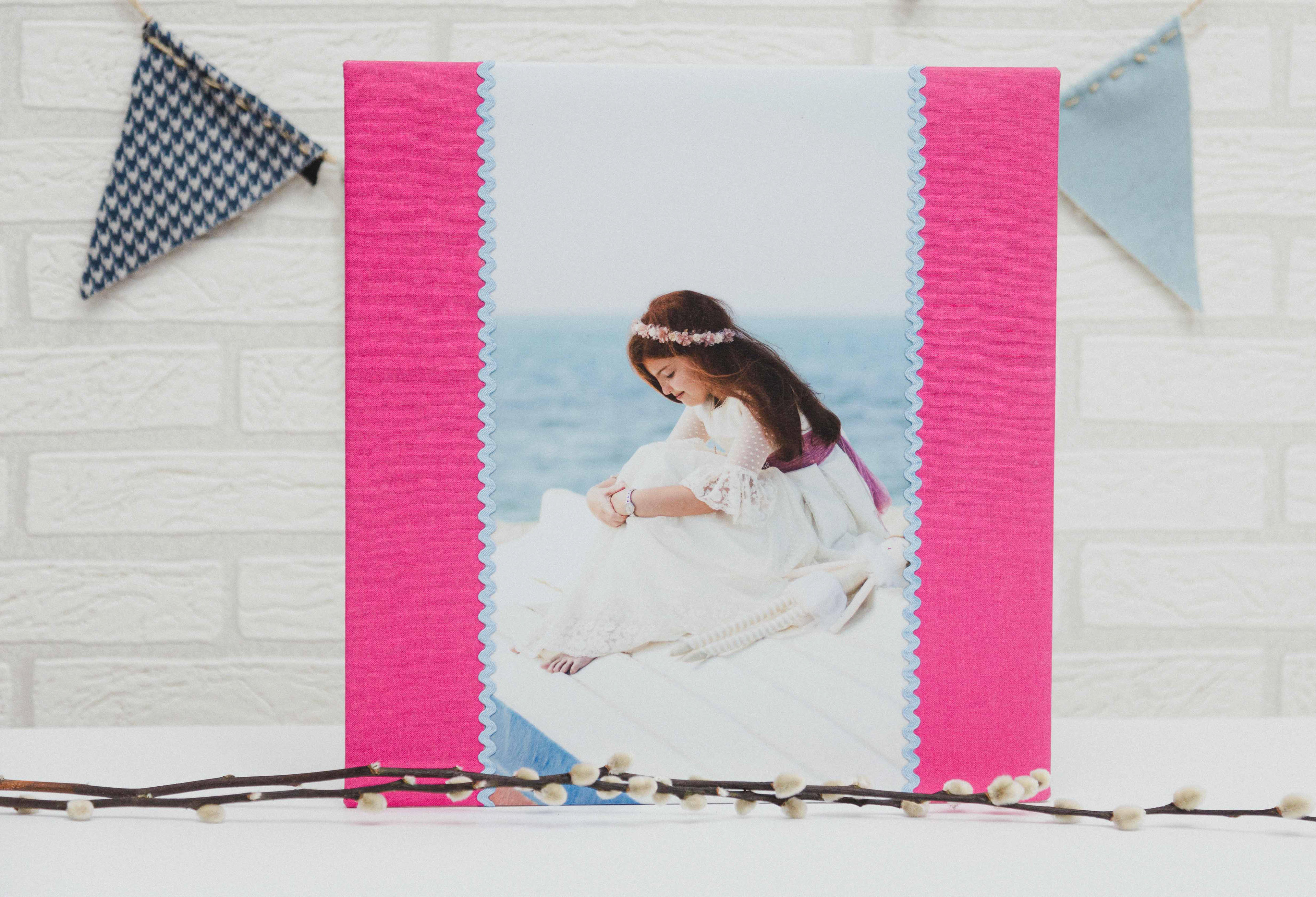 modelo 1218    material lino fuxia con fotografia  centro 