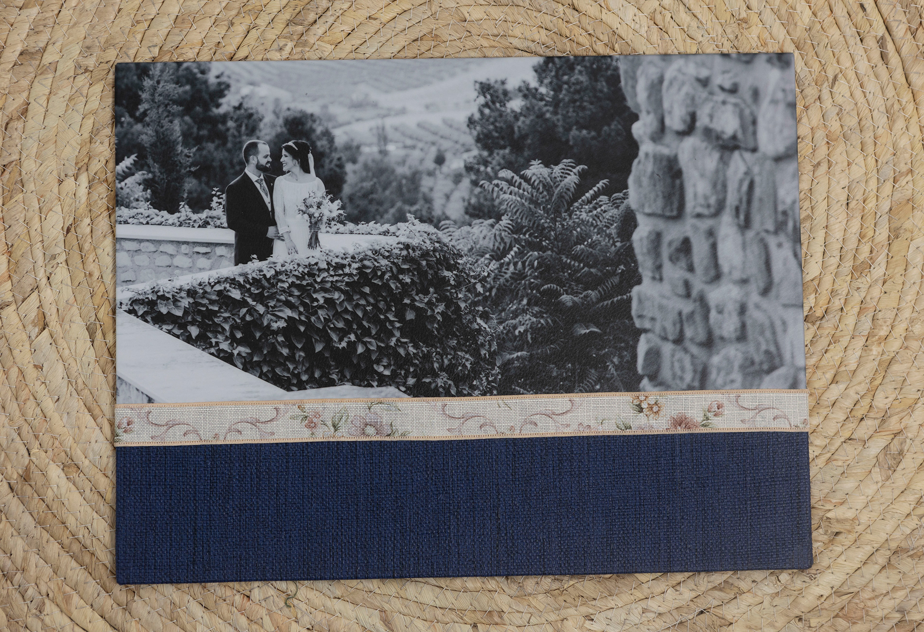 MODELO VICTORIA  S,R.    ESTE MODELO SE PRESENTA EN POLIPIEL AUSTRIA AZUL TRASERA Y LOMO  PORTADA PARTE SUPERIOR FOTOGRAFIA 23X44  PARTE INFERIOR CINTA LAZO Y POLIPIEL AUSTRIA AZUL.   