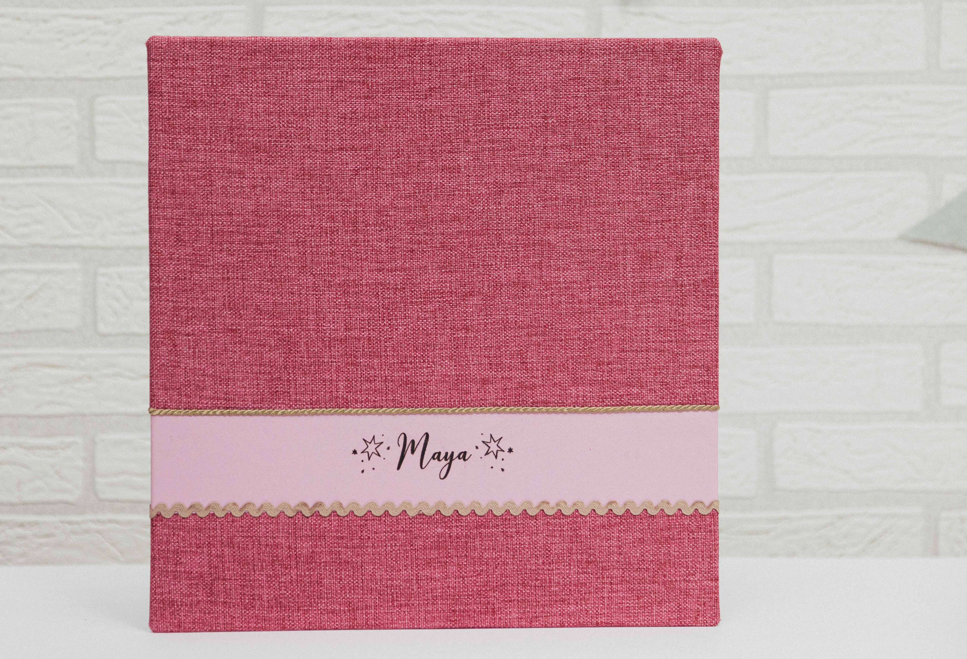 MODELO AB 603   MATERIAL LINO MORADO FRANJA POLIPIEL ROSA GRABADAA FUEGO CON PICONELA Y CORDON A AMBOS LADOS 