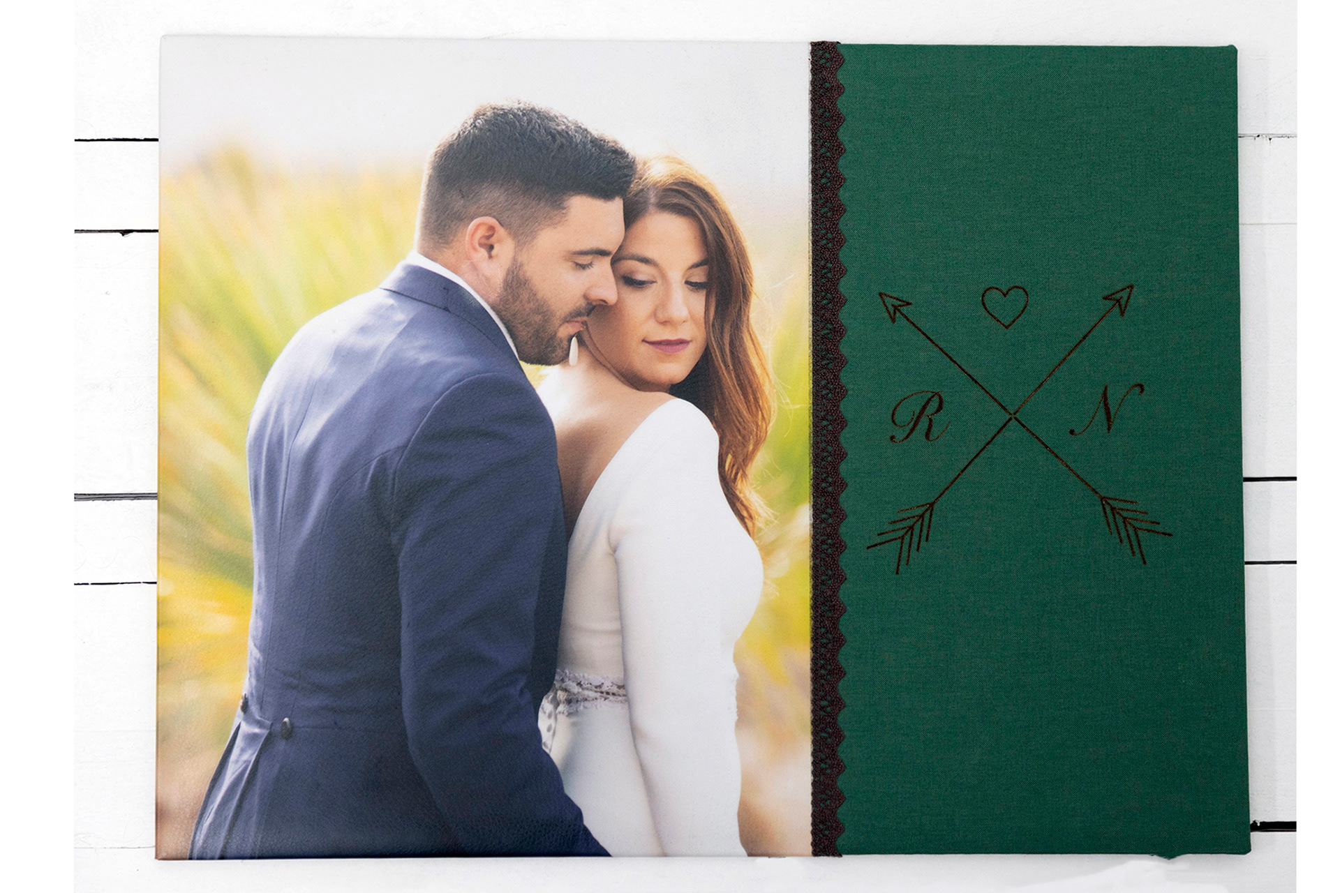 modelo  africa.s,r.   este modelo se presenta en un solo material lino verde olivo  en trasera y lomo portada albunfotografia27x35 puntilla marron  y lino verde oliva con grabado