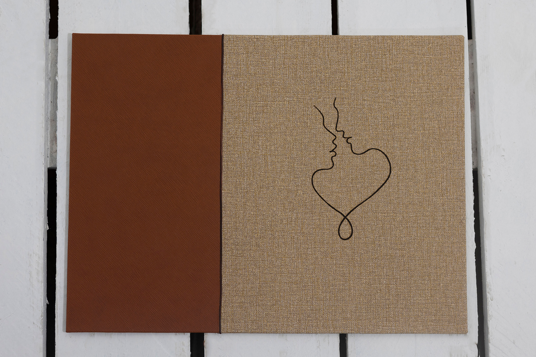 MODELO  TISCAR  S´R.  ESTE MODELO  SE PRESENTA CON TRASERA Y LOMO EN POLIPIEL TIERRA CUADROS  PORTADA POLIPIEL TIERRA CUADROS Y POLIPIEL ORSON TIERRA  CON GRABADO SILUETAS