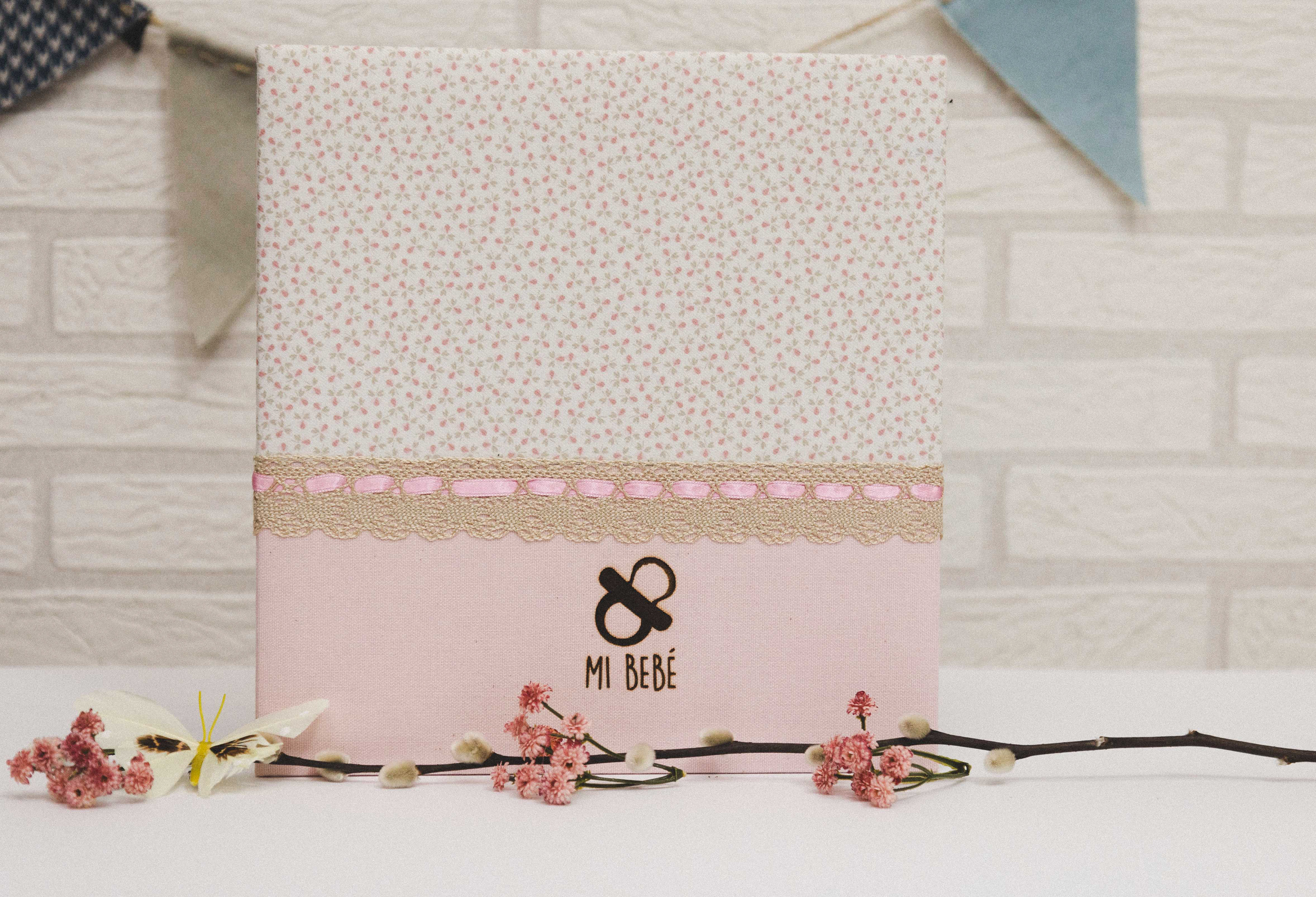 MODELO AB 107    MATERIAL TREBOL ROSA  PARTE INFERIOR LINO ROSA GABADO A FUEGO  CON PUNTILLA Y LAZO  ROSITA