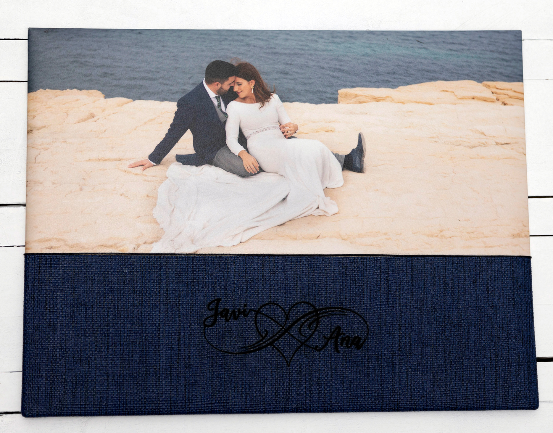 modelo azulado. se presenta en polipiel austria azul en parte inferior con grabado de nonbres y parte superior fotografia 20x45