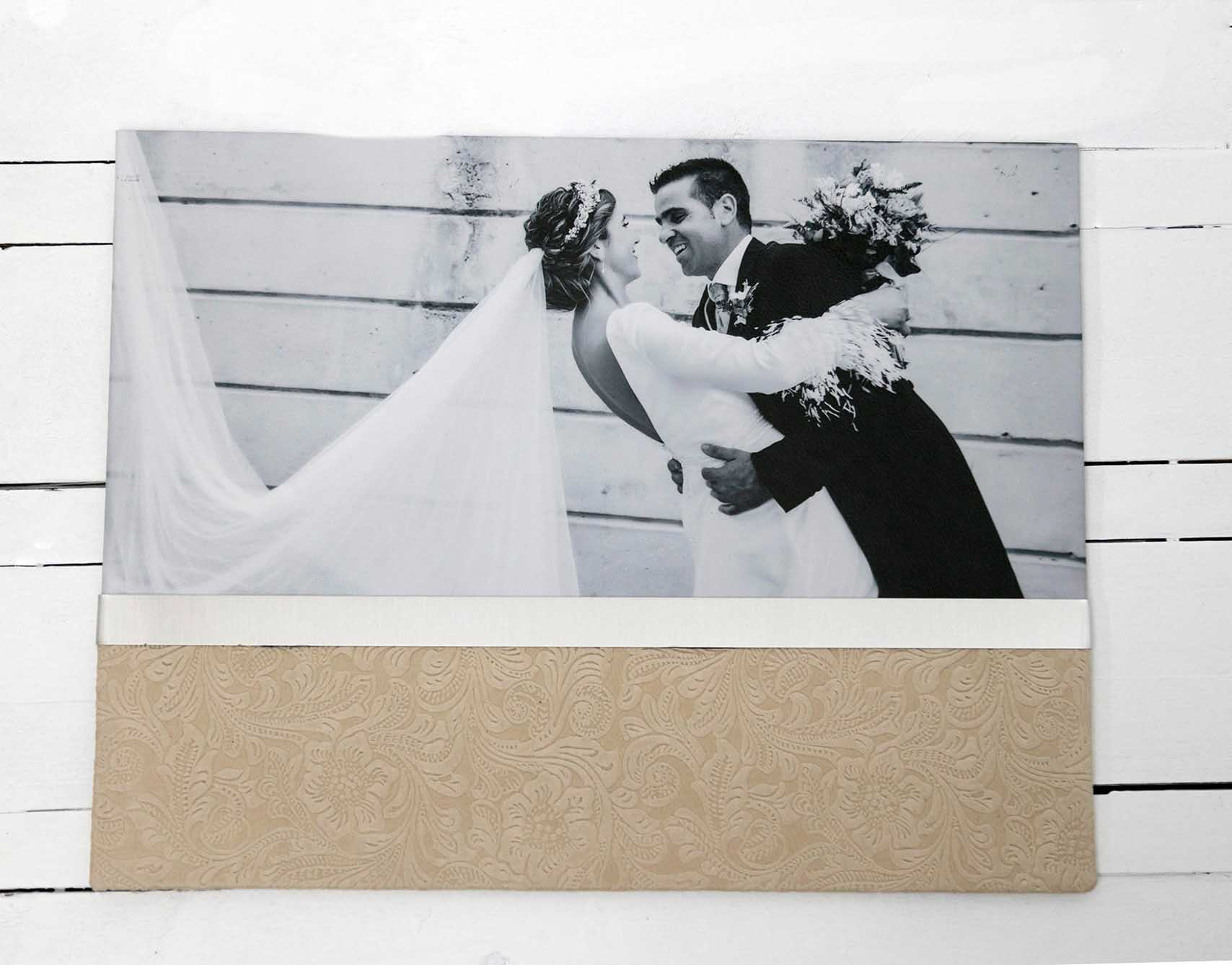 MODELO RAMY ESTE MODELO SE PRESENTA TRASERA Y LOMO EN POLIPIEL CUADROS NEGROS PORTADA ALBUN PARTE SUPERIOR FOTOGRAFIA 43X22FRANJA ALUMINIO  PARTE INFERIOR POLIPIEL SANDOKAN BEIG