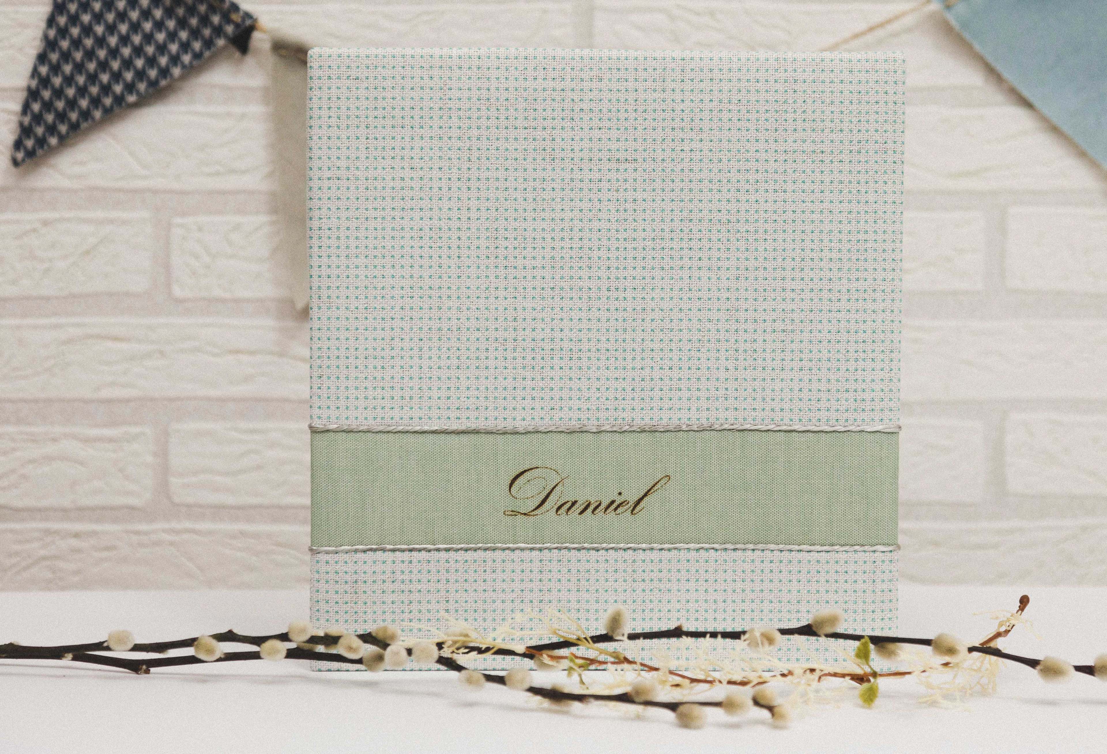 MODELO AB117     MATERIALES  LINO VERDE LUNARITOS  CON FRAJA GRADA A FUEGO EN LINO PISTACHO