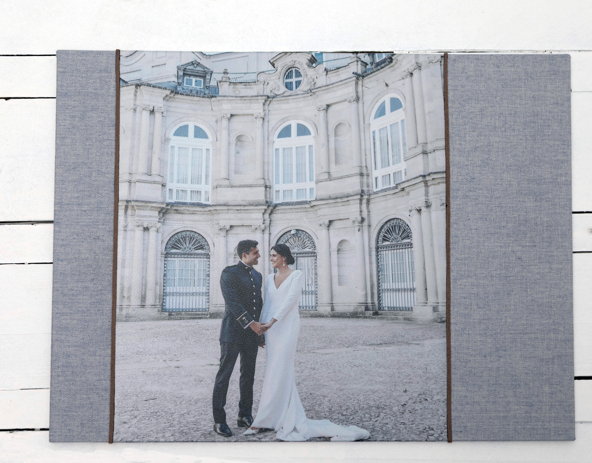 MODELO EXODO .S,,R,   SE PRESENTA LOMO Y TRASERA  EN LINO AZUL VAQUERO PORTADA IGUALMENTE LINO AZUL VAQUERO CON FOTOGRAFIA 26X36Y CORDON A AMBOS LADOS FOTOGRAFIA      