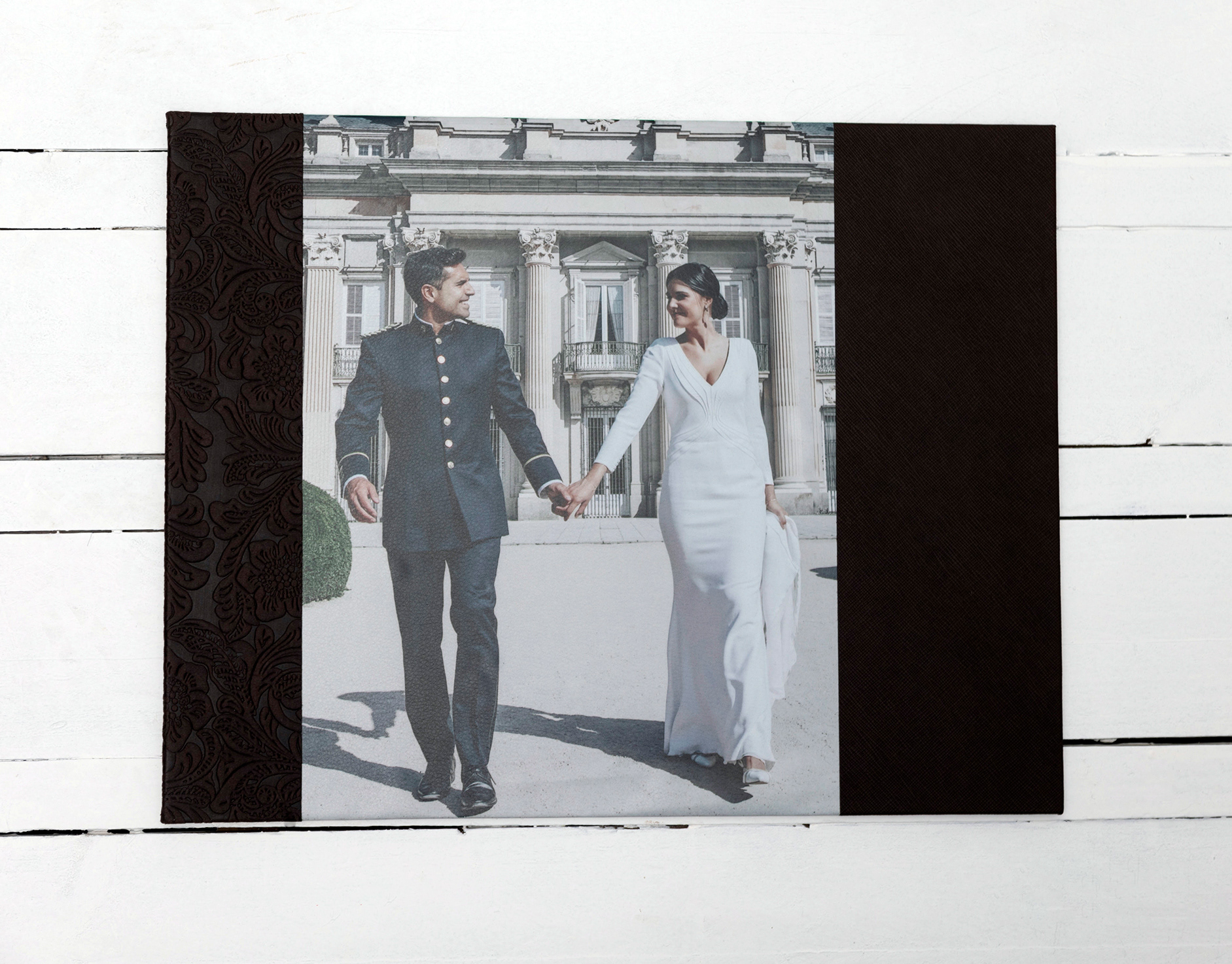 MODELO YULENA   S.R.   ESTE MODELO SE PRESENTA TRASERA Y LOMO EN MARRON CUADROS  PORTADA FRANJA MARRON FLORAL FOTOGRAFIA 35X22 RESTO MATERIAL MARRON CUADROS