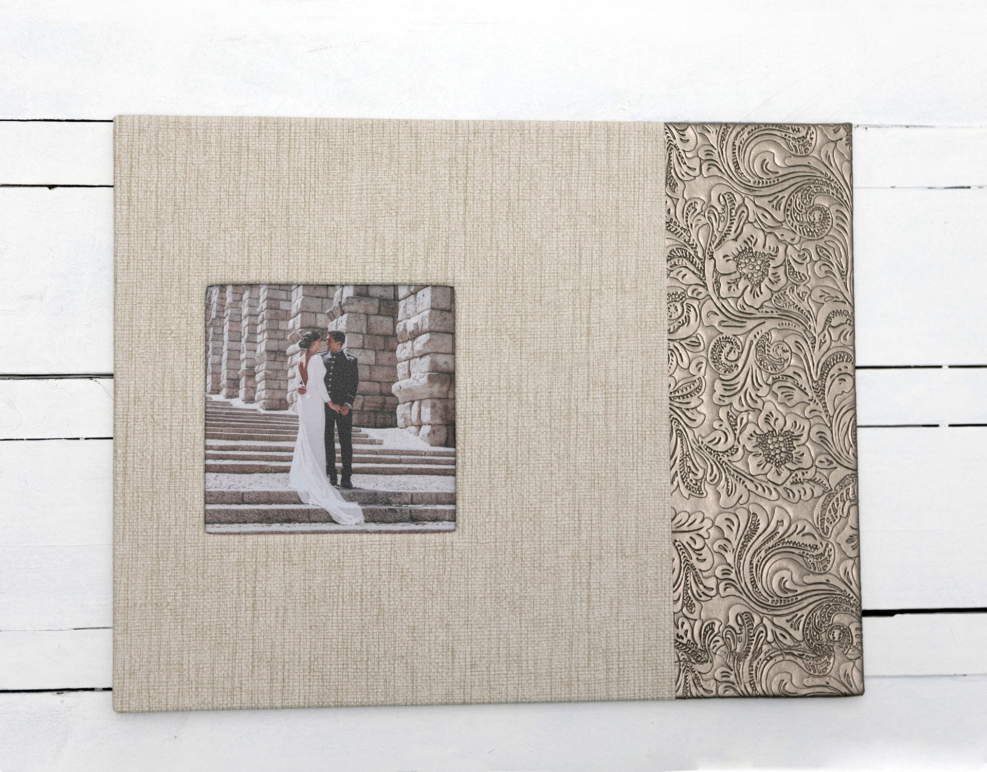 MODELO AMIR,, S,R.  ESTE MODELO SE PRESENTA EN POLIPIEL TIAGO PIEDRA TRASERA Y LOMO    -PORTADA POLIPIEL TIAGO PIEDRA CON VENTANA 13X13.  RESTO MATERIAL COBRE FLORAL