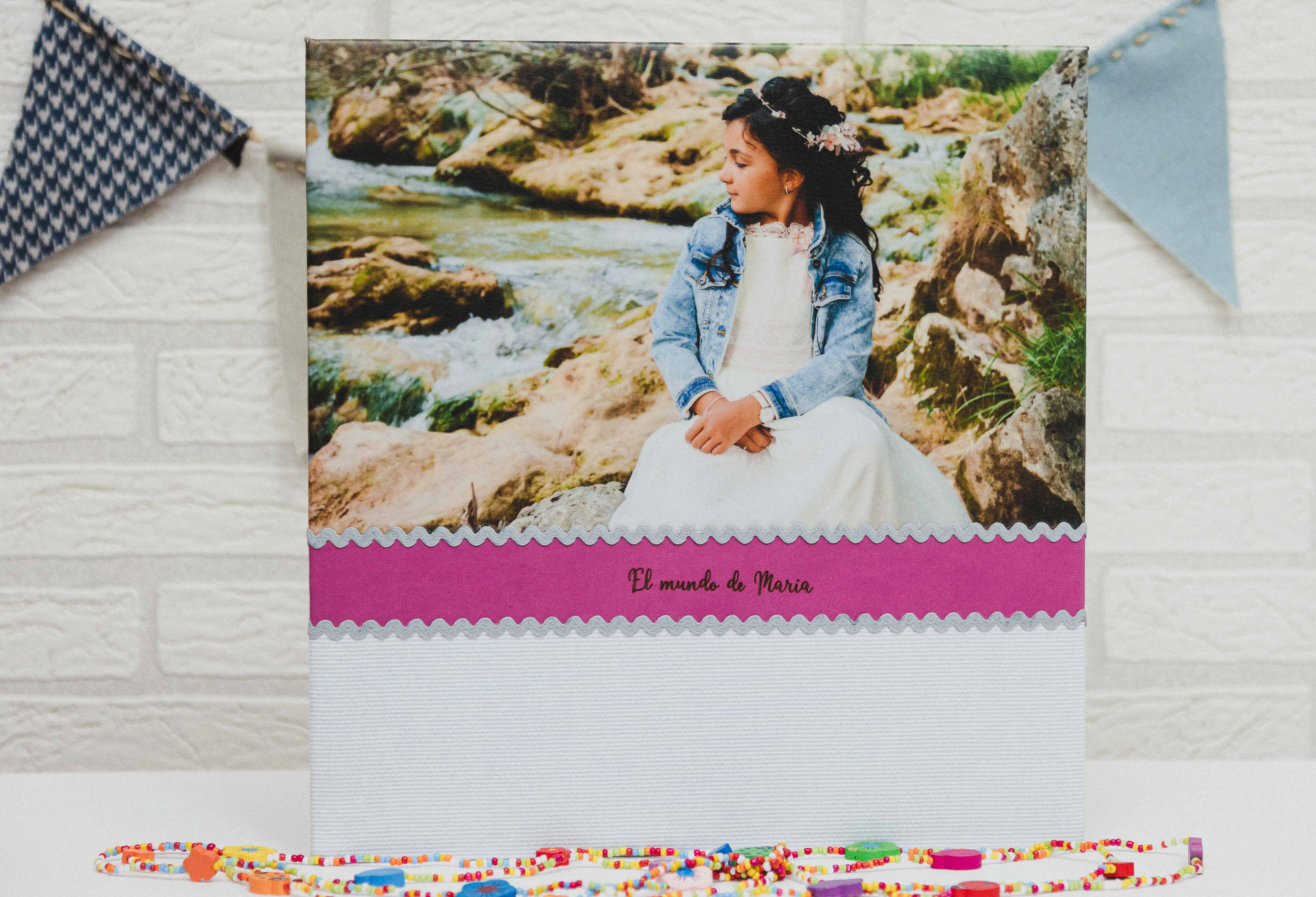 MODELO AB   1238     MATERIAL     FOTOGRAFIA 21X35CON FRANJA POLIPIEL   STORY   GRABADA A FUEGO Y ADORNO PICONELA GRIS PARTE INFERIOR LINO RAYITAS AZUL