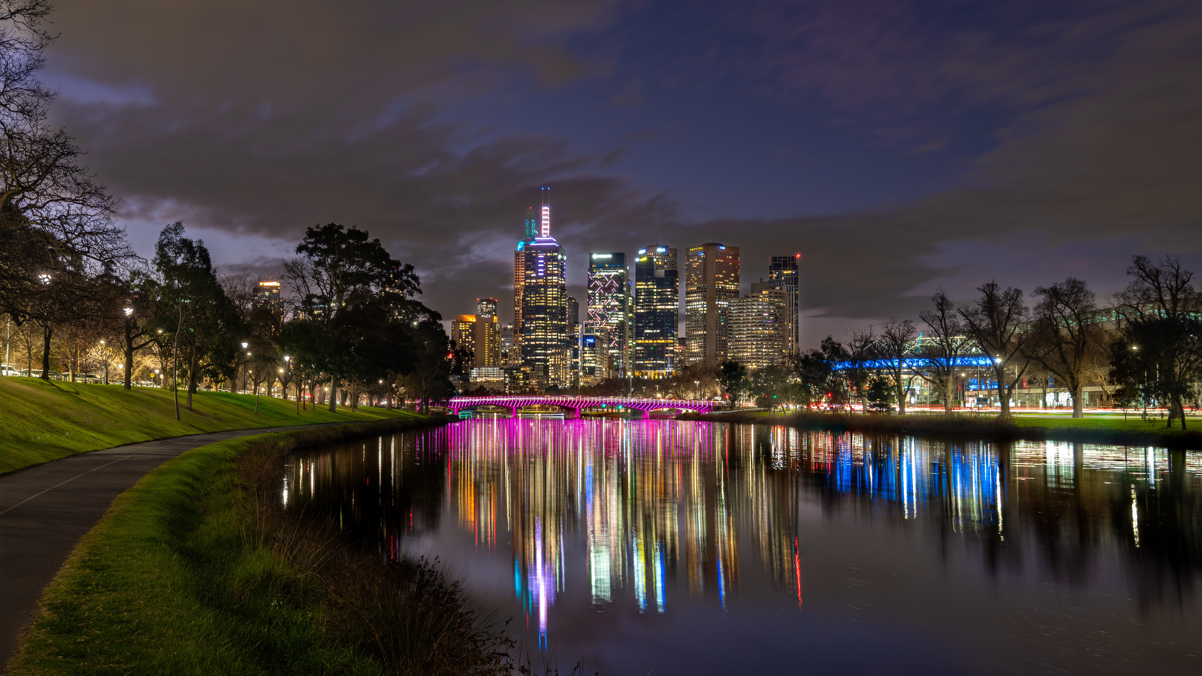 Melbourne CBD seen from the banks of Yarra River in South Yarra