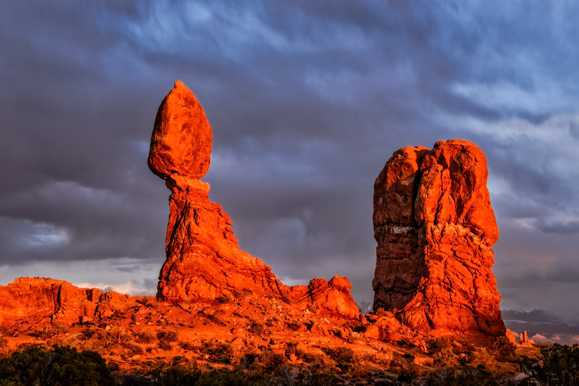 The clouds were to the west and it looked like the sunset show was going to be flat. Most of the photographers around me had packed up. Then low and behold, a minute before official sunset, the sun burst forth and the rocks glowed and incredible red.