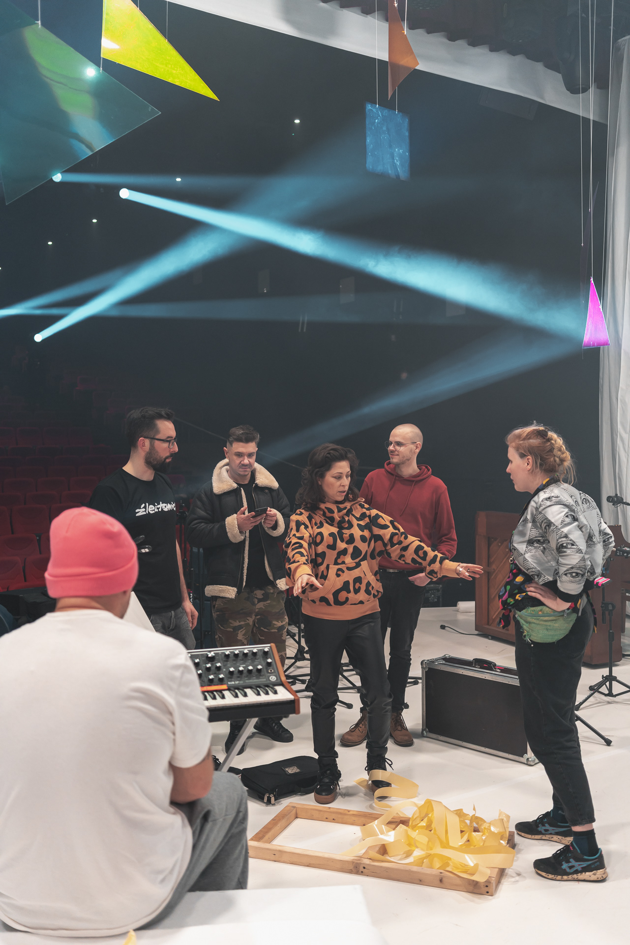 Making of MTV Unplugged Natalia Kukulska - Natalia Kukulska discusses stage arrangement with a scenographist