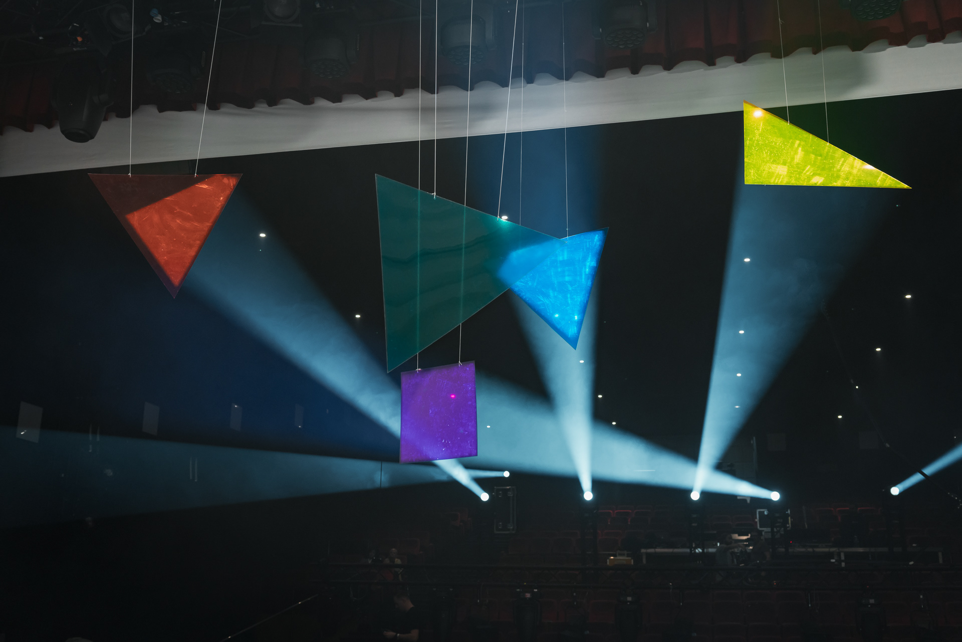 Making of MTV Unplugged Natalia Kukulska - stage lights glare through scenography elements