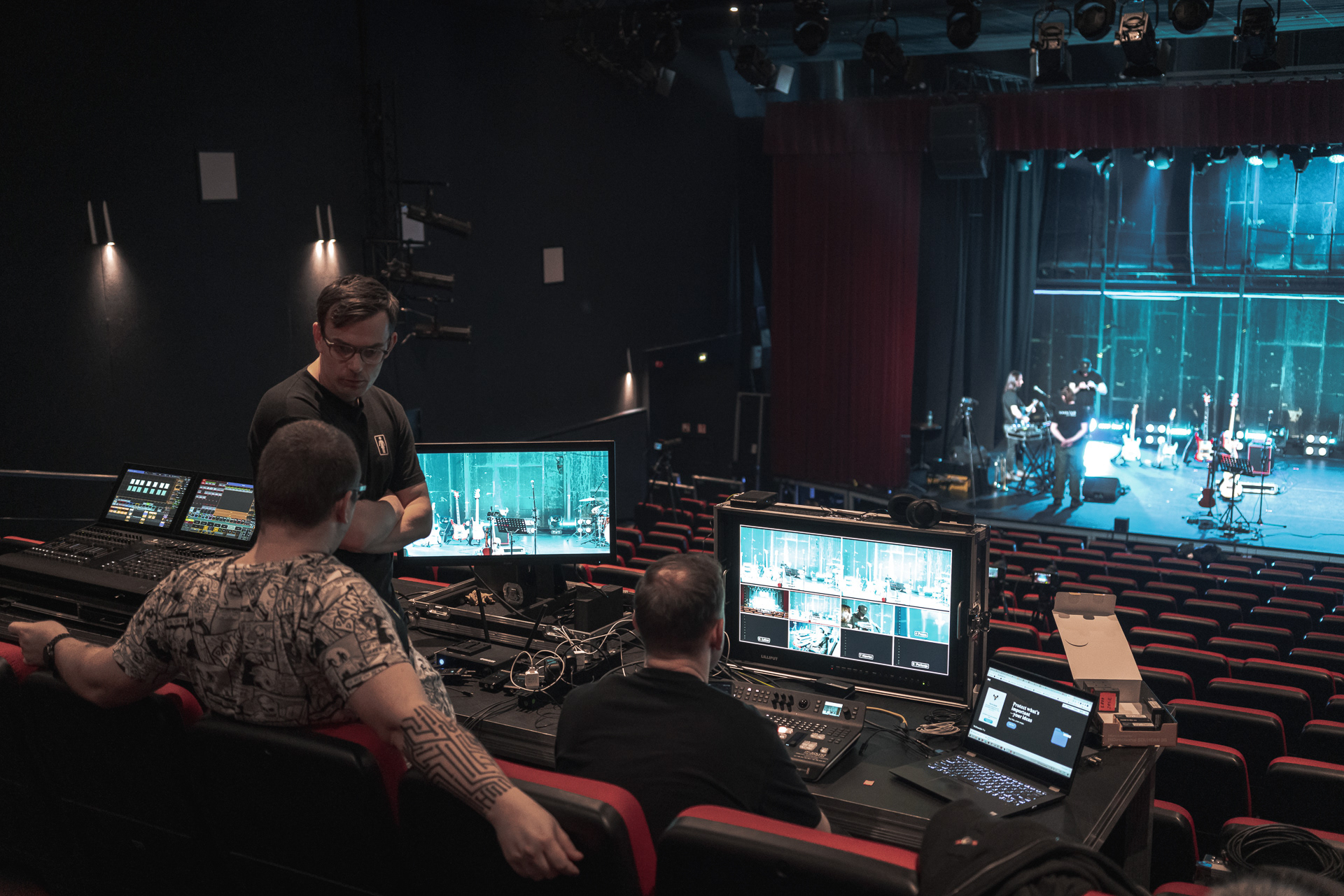 Making of Mikromusic at Scena Relax - video technicians at work - photo by Przemek Wójtowicz