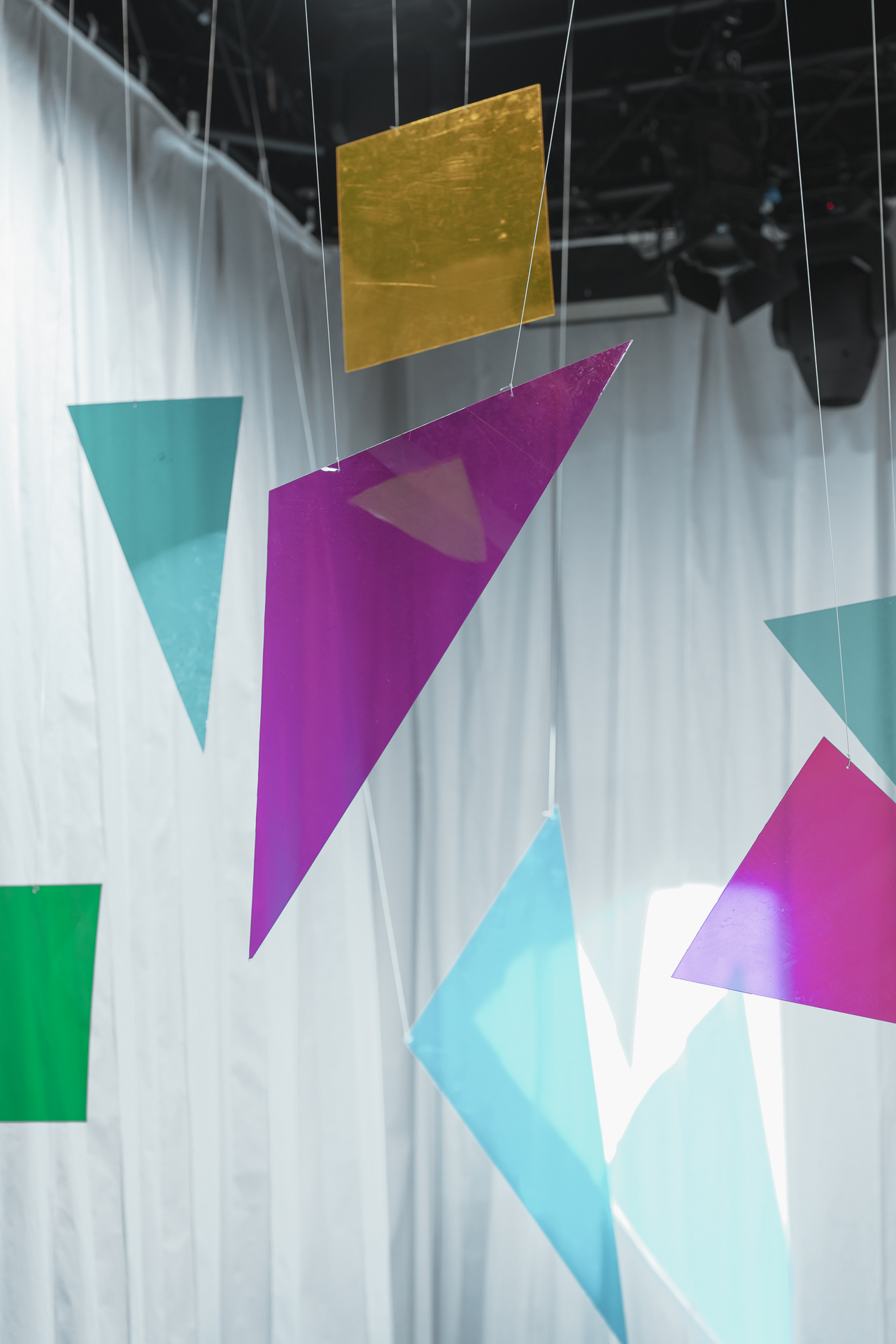 Making of MTV Unplugged Natalia Kukulska - a scenography of colourful shapes hanging over the stage