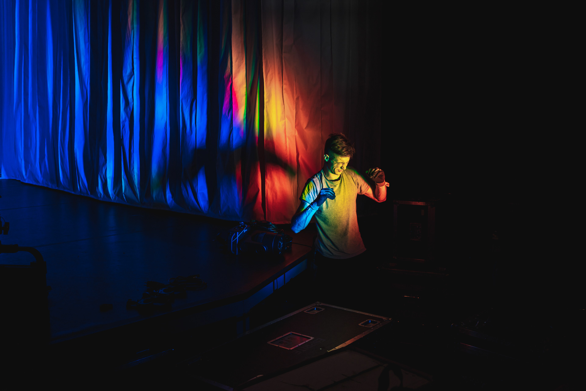 Making of MTV Unplugged Natalia Kukulska - a technician sets colourful lights