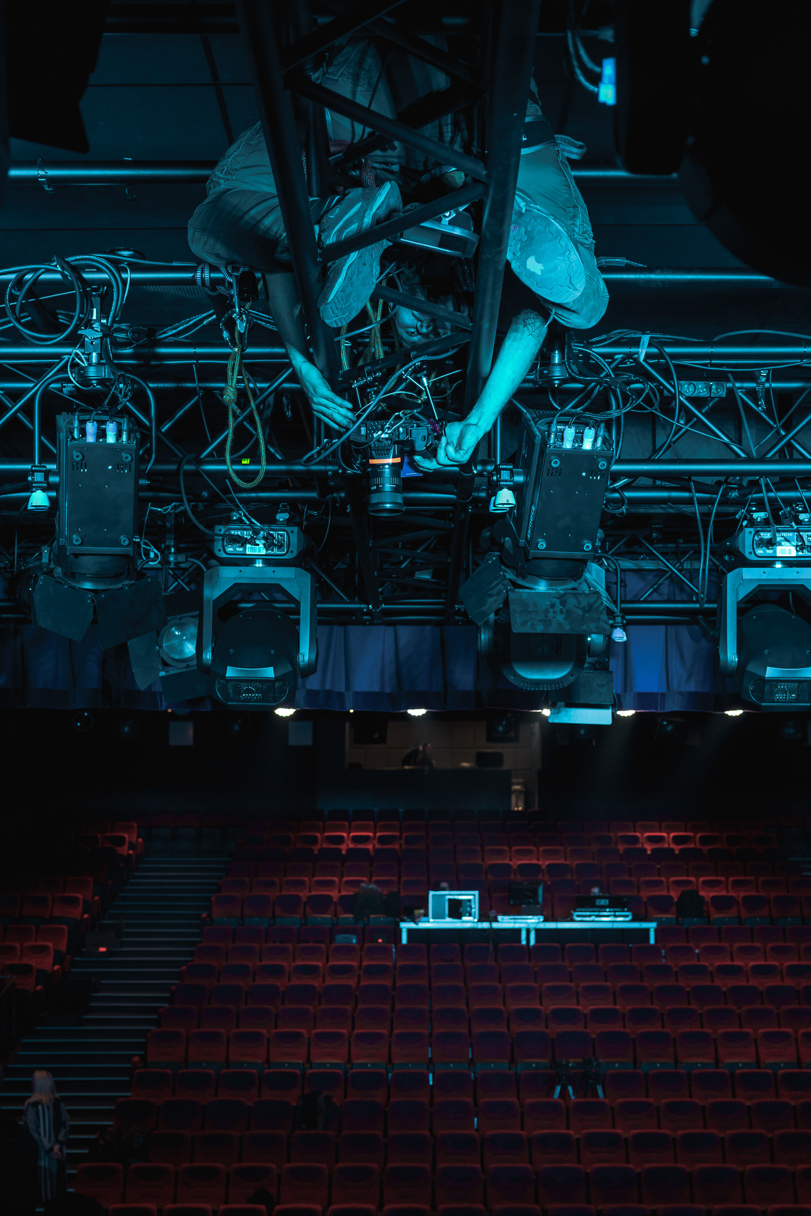 Making of Mikromusic at Scena Relax - a technician sets a camera over the stage - photo by Przemek Wójtowicz