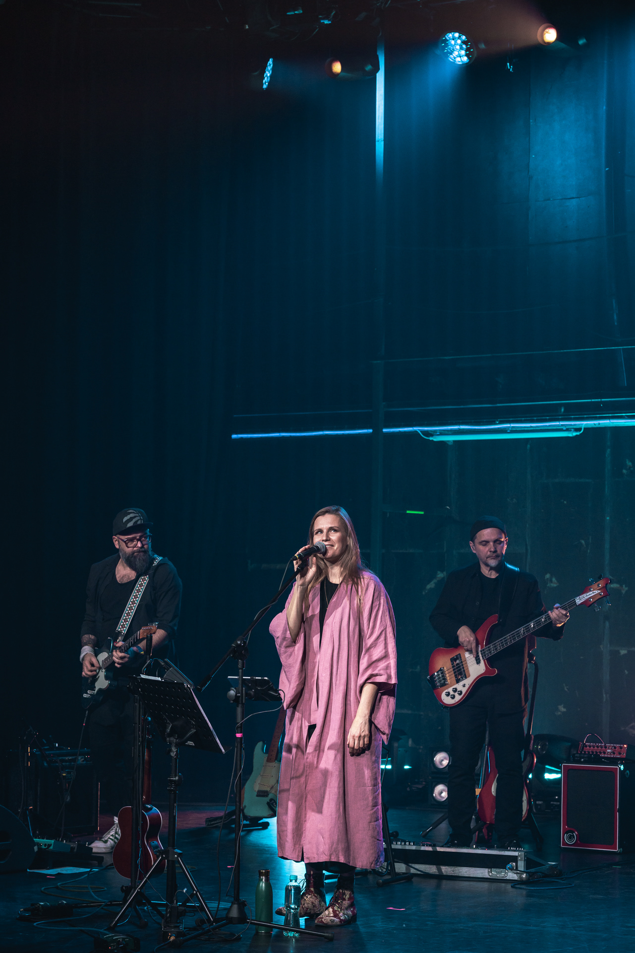 Mikromusic - Natalia Grosiak and her guitarists at the stage - photo by Przemek Wójtowicz