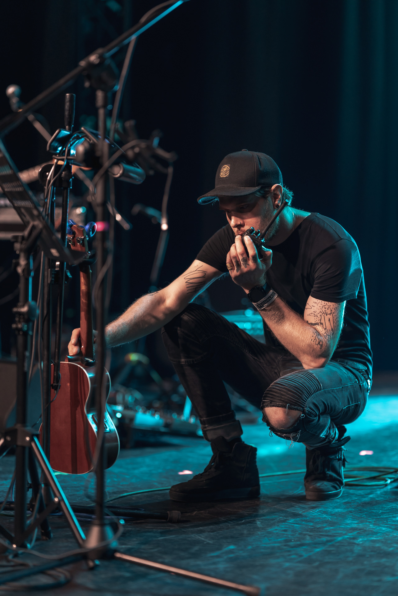 Making of Mikromusic at Scena Relax - a technician sets the instruments - photo by Przemek Wójtowicz