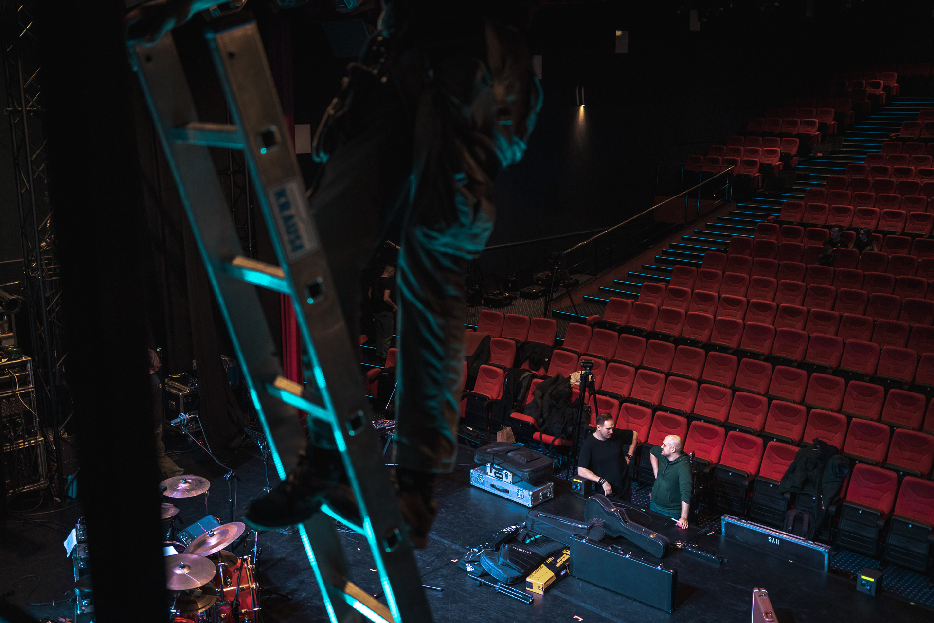 Making of Mikromusic at Scena Relax - technicians set the stage - photo by Przemek Wójtowicz