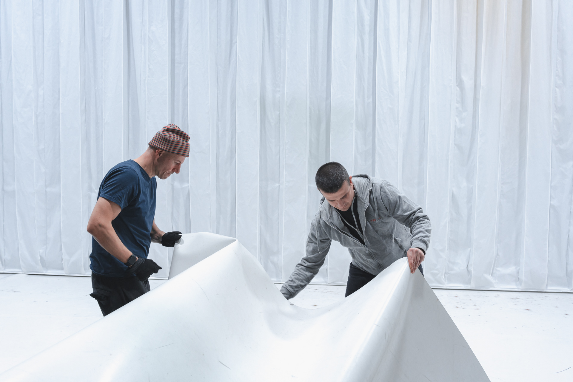 Making of MTV Unplugged Natalia Kukulska - technicians install white floor on the stage