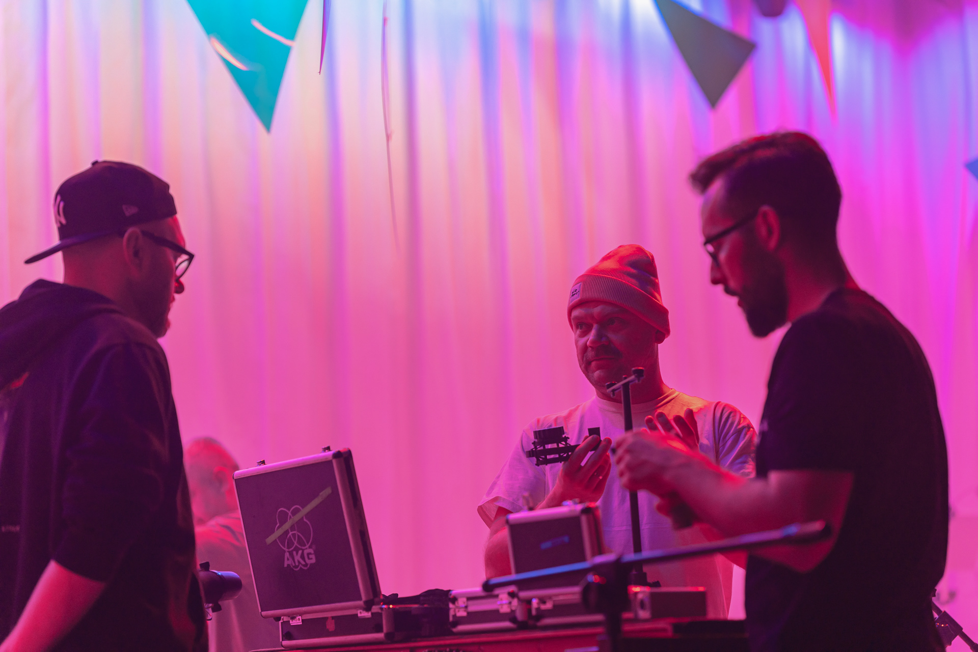 Making of MTV Unplugged Natalia Kukulska - musicians discuss equipment arrangement with a technician