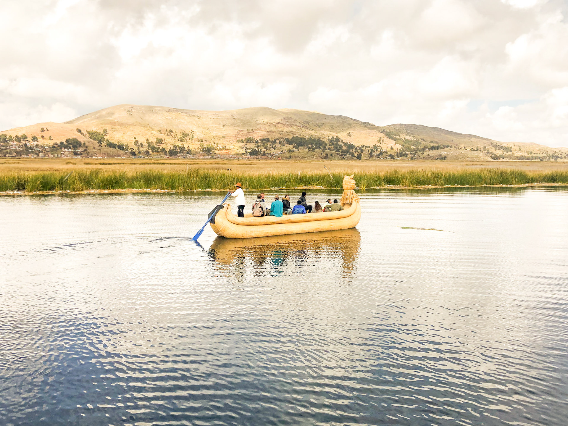 Canoas como transporte. Islas flotantes de los Uros. (2019). Fotografía propia.