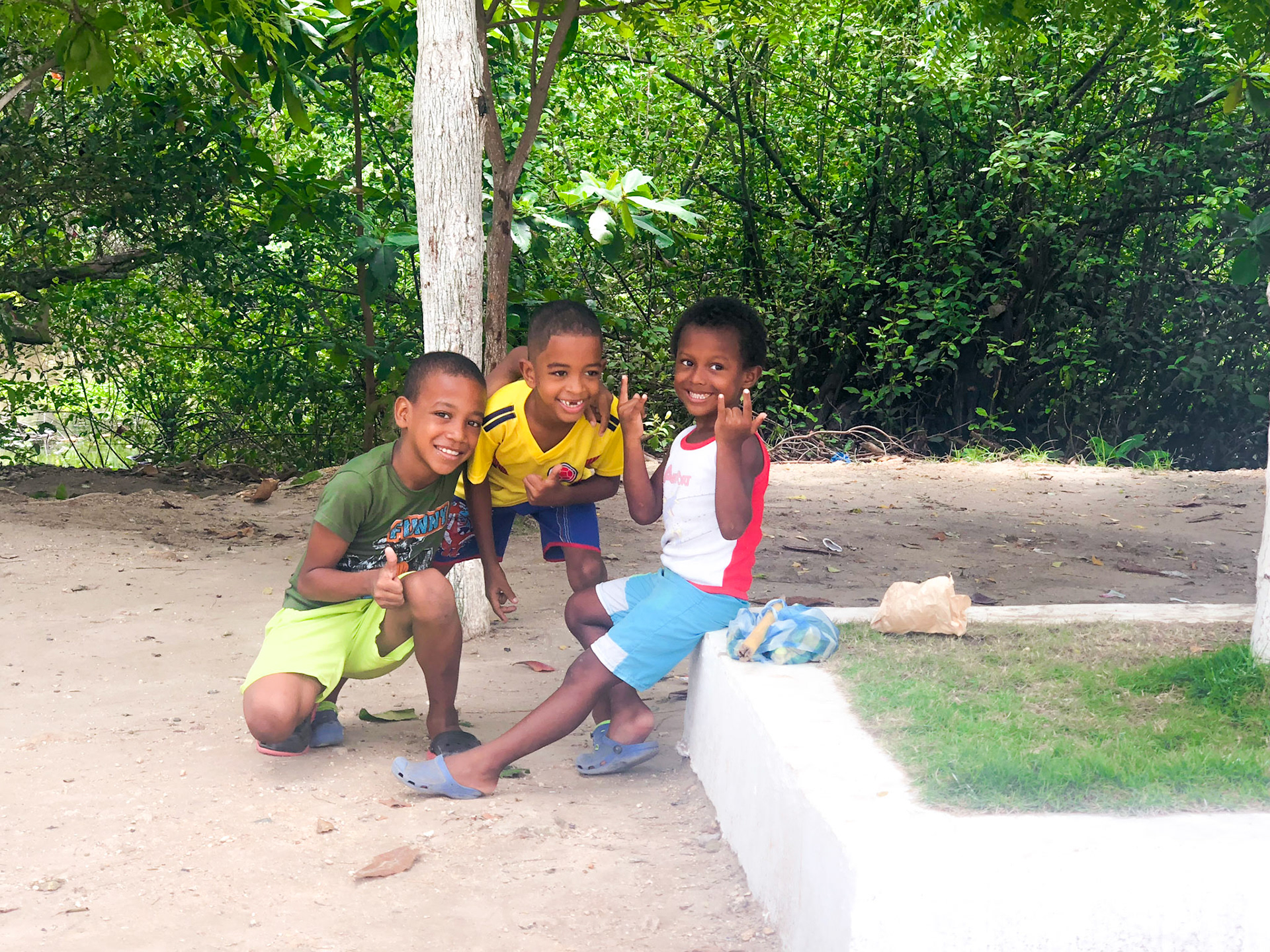 Niños viendo el partido al lado de la ciénaga. Cartagena, Colombia. (2018). Fotografía propia.