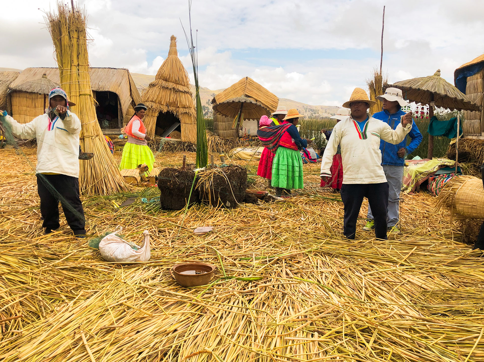 Creación de las Islas flotantes. Islas flotantes de los Uros. (2019). Fotografía propia.