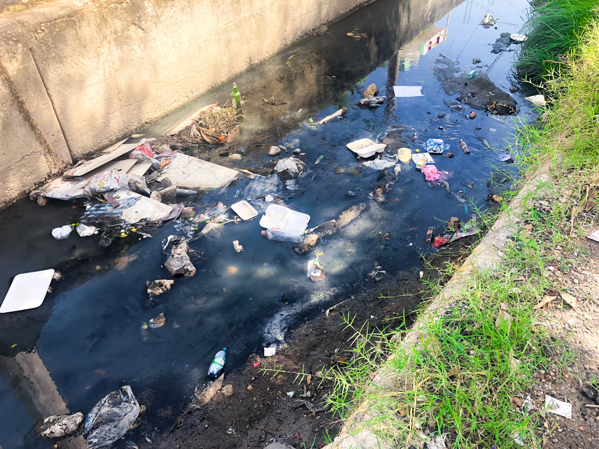 La realidad de los canales. Cartagena, Colombia. (2018). Fotografía propia.